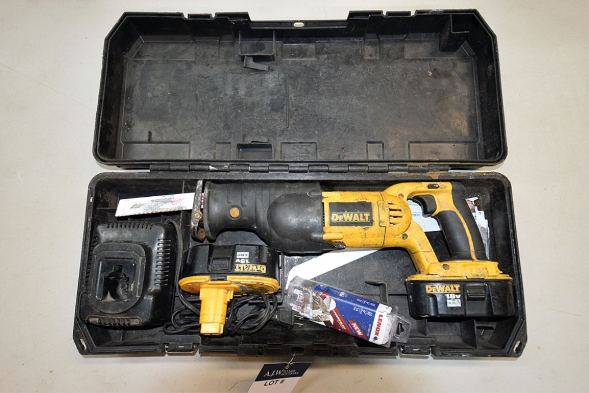 DeWalt DC385 Variable Speed Reciprocating Saw 18v w/ (2) Batteries, (1) Charger, and (1) Case