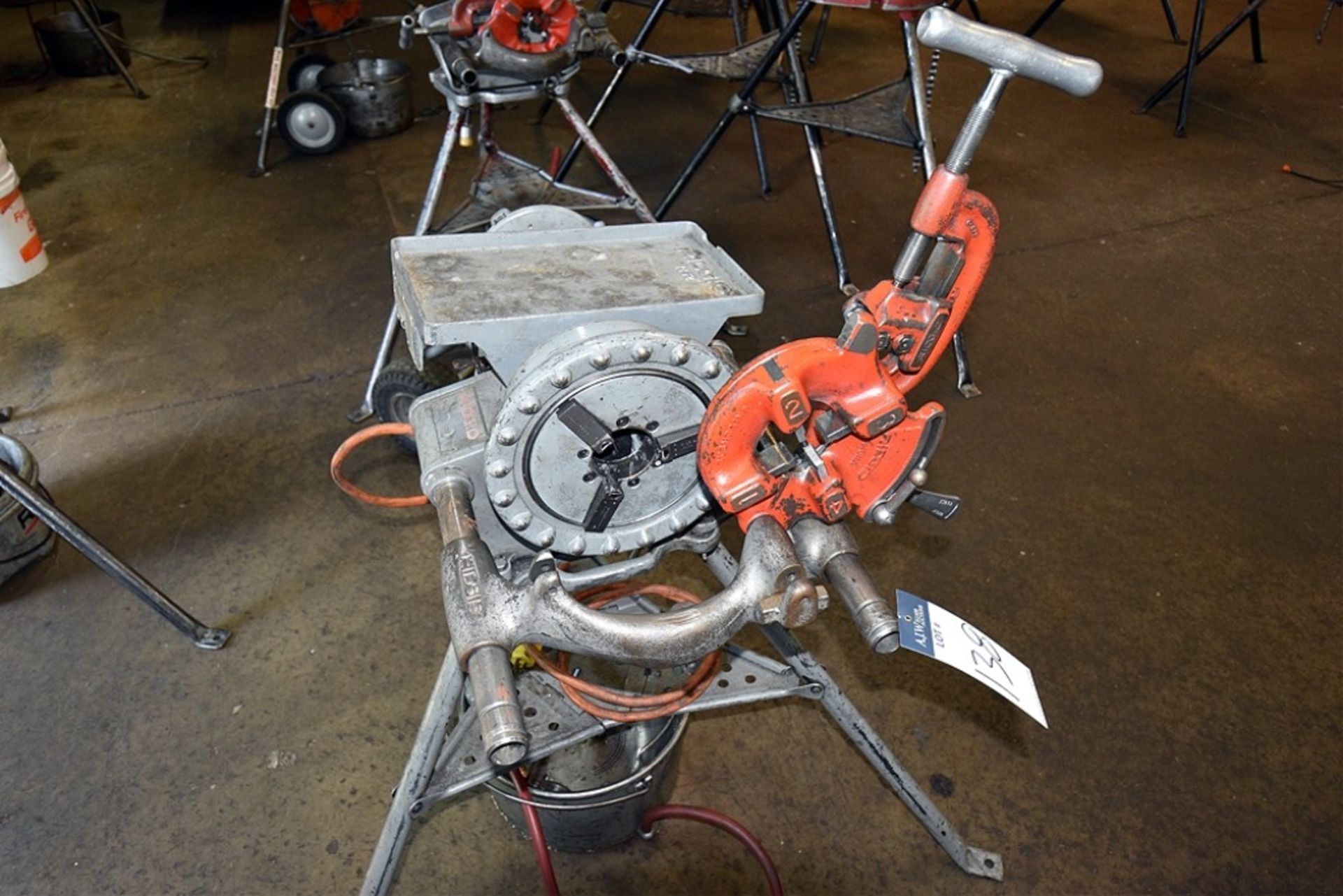 RIDGID 300 Pipe Threading Machine w/Tray, Oil Pan and Oiler (Mounted on Ridgid 1206 Tri-Stand) - Image 4 of 5