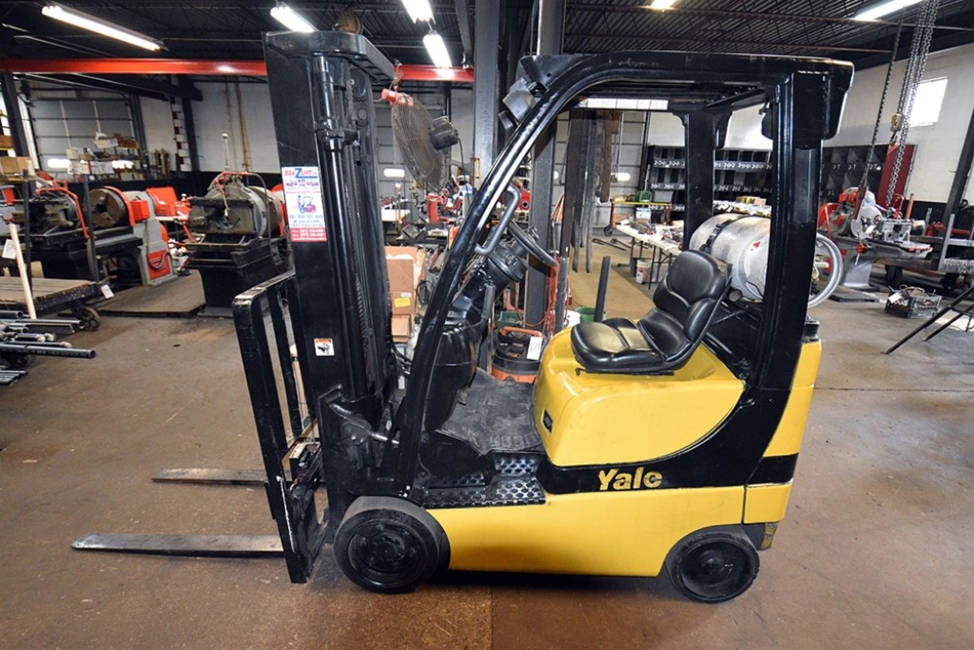 Yale Model GLC030VXNUSEC82, 3,000 lbs. Propane Forklift - Image 2 of 9