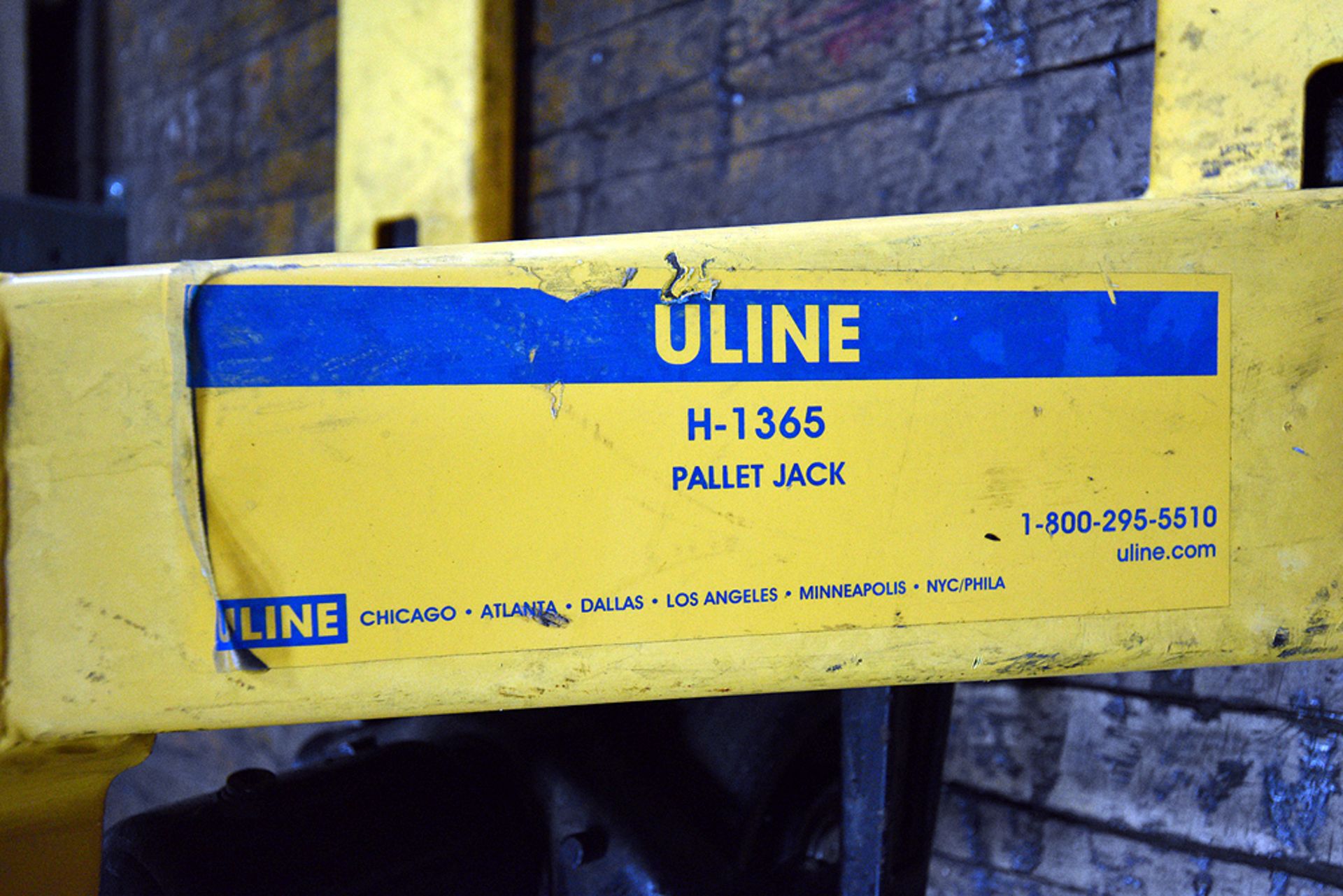 Uline H-1365 3,300Lb. Capacity Pallet Jack - Image 2 of 3