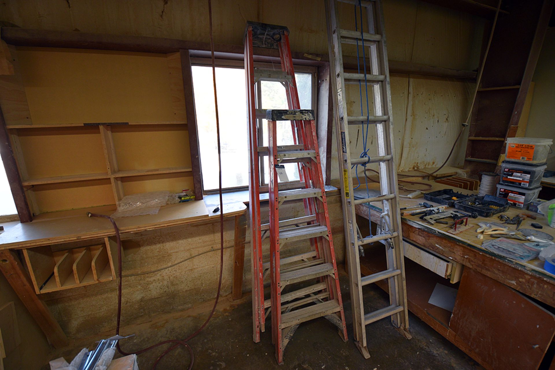 {LOT} Ladders: Werner 6' & 8' "A" Frame 300lbs