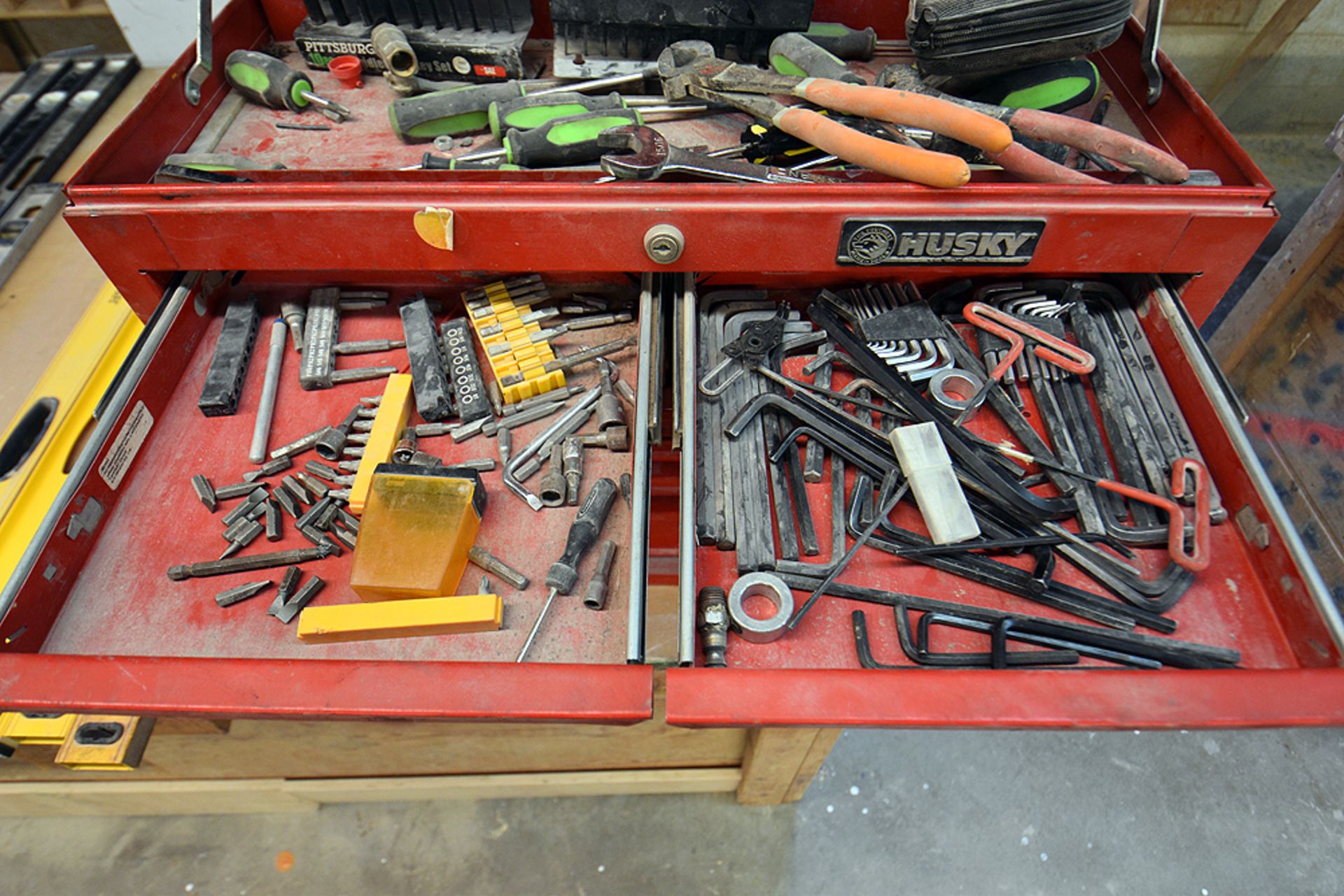 {LOT} Husky 8 Drawer Mechanics Tool Chest - Filled - Image 3 of 8