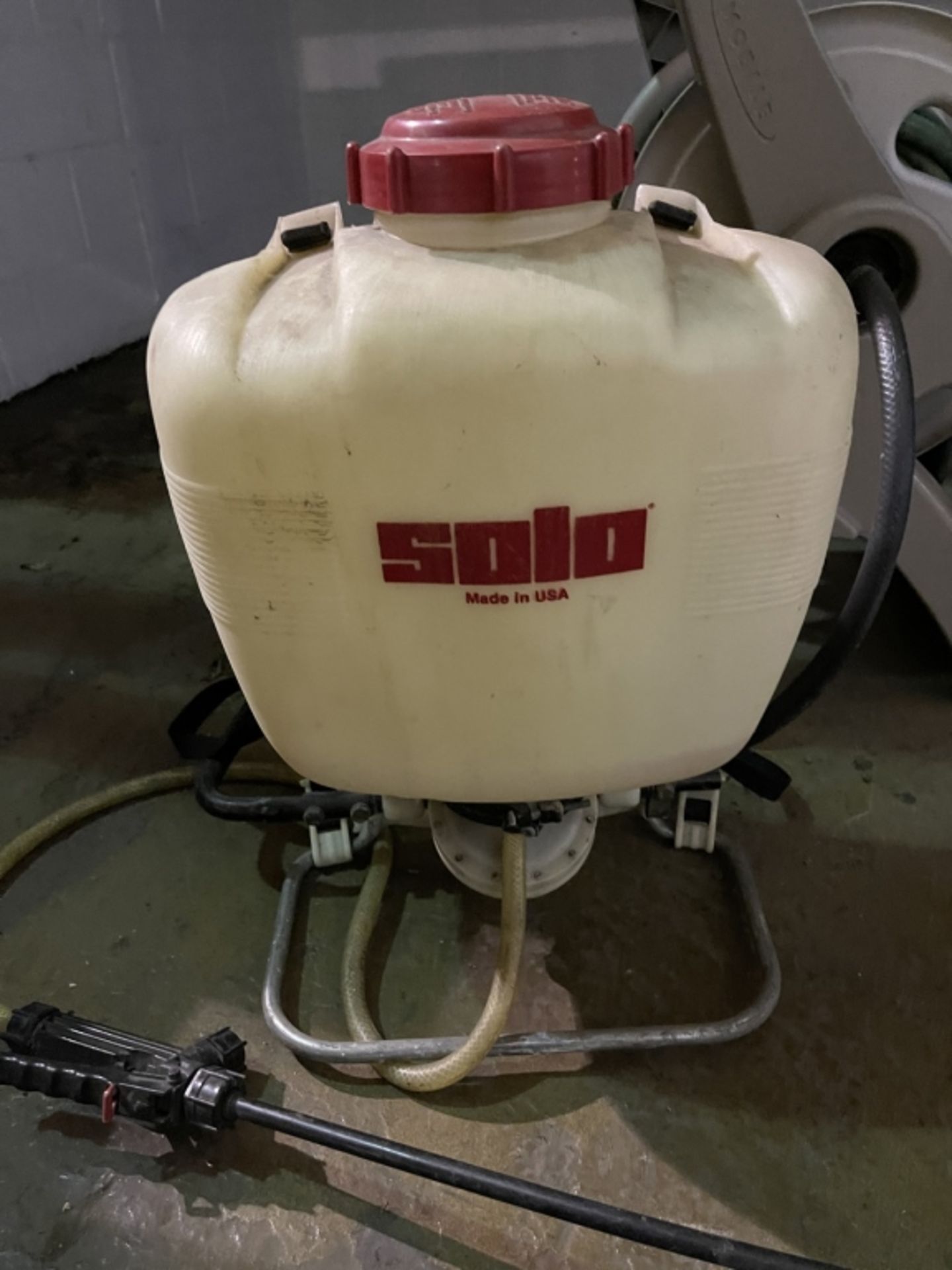 {lot} Solo 4 Gallon backpack Sprayer & Garden Hose - Image 2 of 4