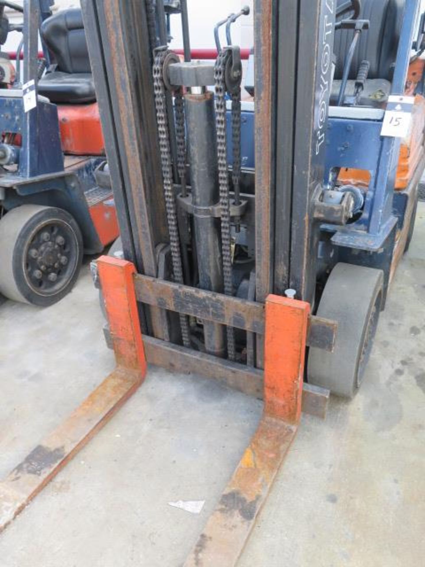 Toyota 5FGC25 5000 Lb Cap LPG Forklift s/n 84733 w/ 3-Stage Mast, 197" Lift Height, Cushion Tires, - Image 5 of 11