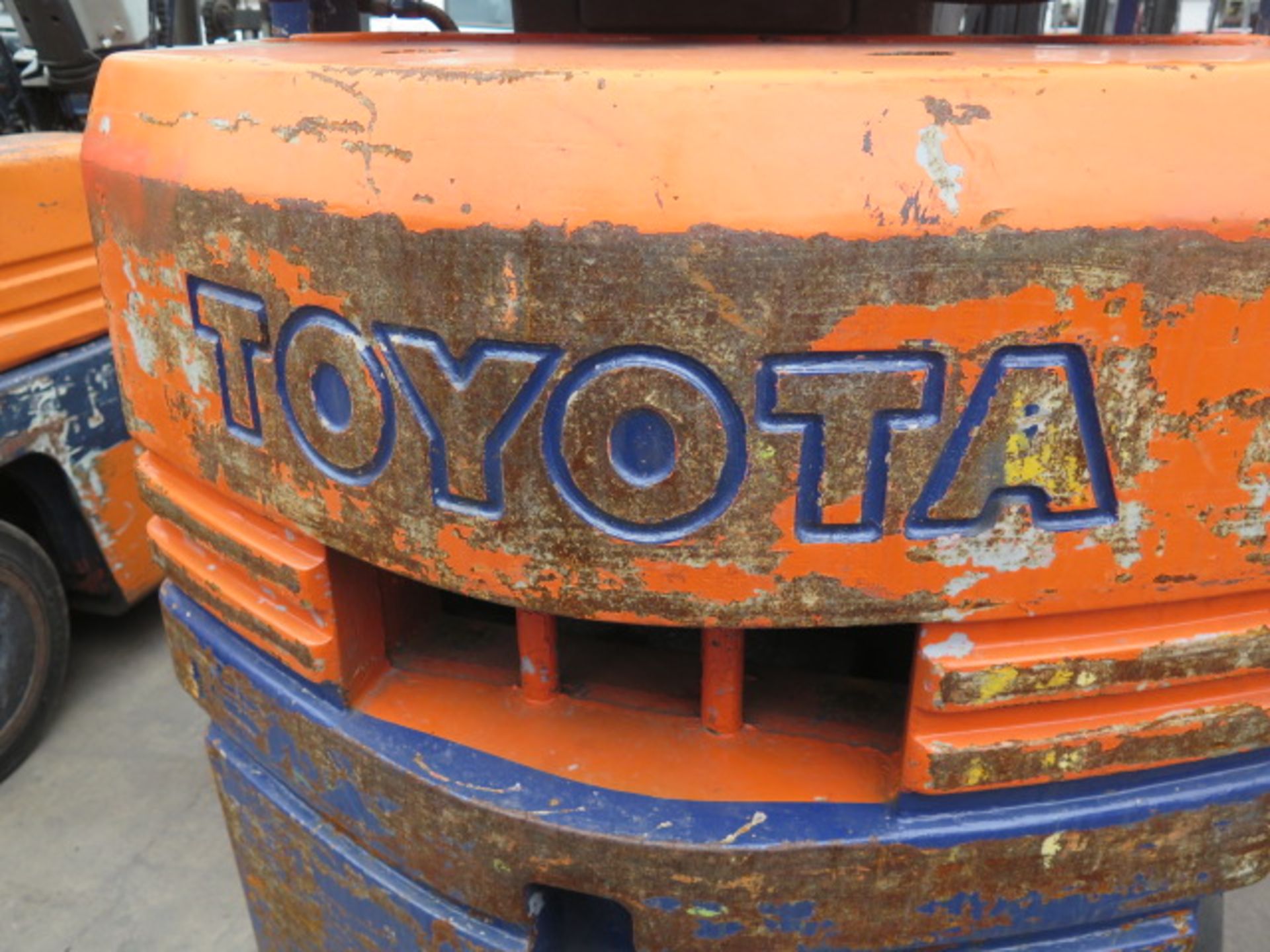 Toyota 5FGC25 5000 Lb Cap LPG Forklift s/n 84425 w/ 3-Stage Mast, 169" Lift Height, Cushion Tires, - Image 4 of 11