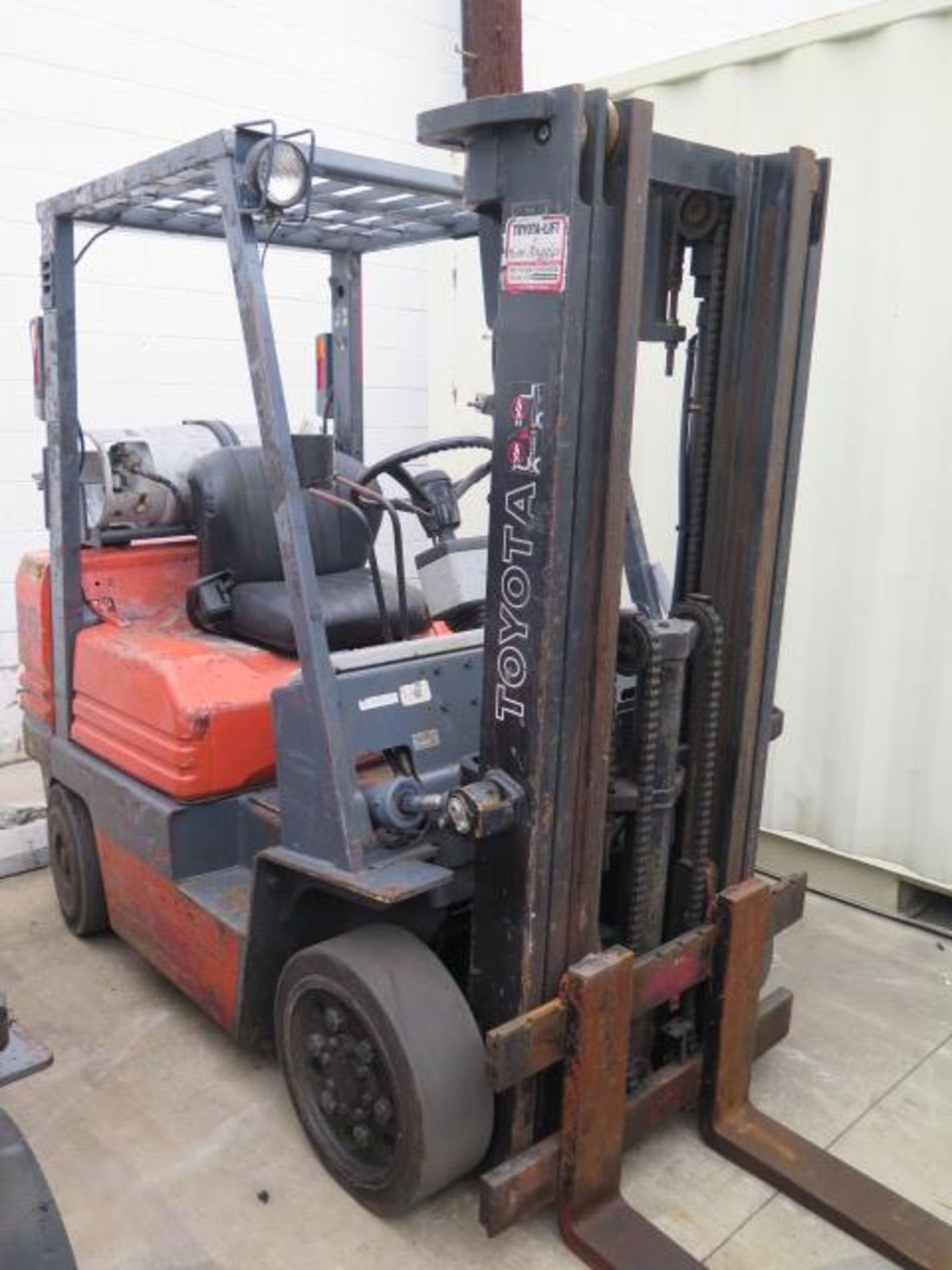 Toyota 5FGC25 5000 Lb Cap LPG Forklift s/n 5FGC25-85185 w/ 3-Stage Mast, 185" Lift Height, Cushion - Image 2 of 11