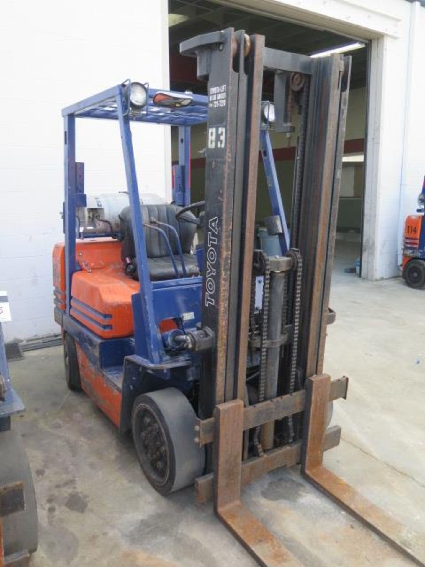 Toyota 5FGC25 5000 Lb Cap LPG Forklift s/n 85093 w/ 3-Stage Mast, 185" Lift Height, Cushion Tires, - Image 2 of 11