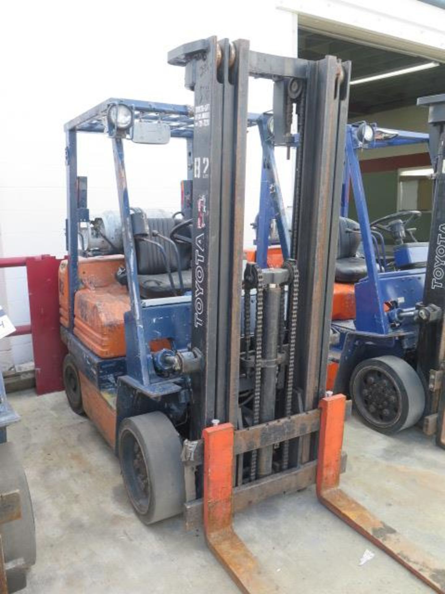 Toyota 5FGC25 5000 Lb Cap LPG Forklift s/n 84733 w/ 3-Stage Mast, 197" Lift Height, Cushion Tires, - Image 2 of 11