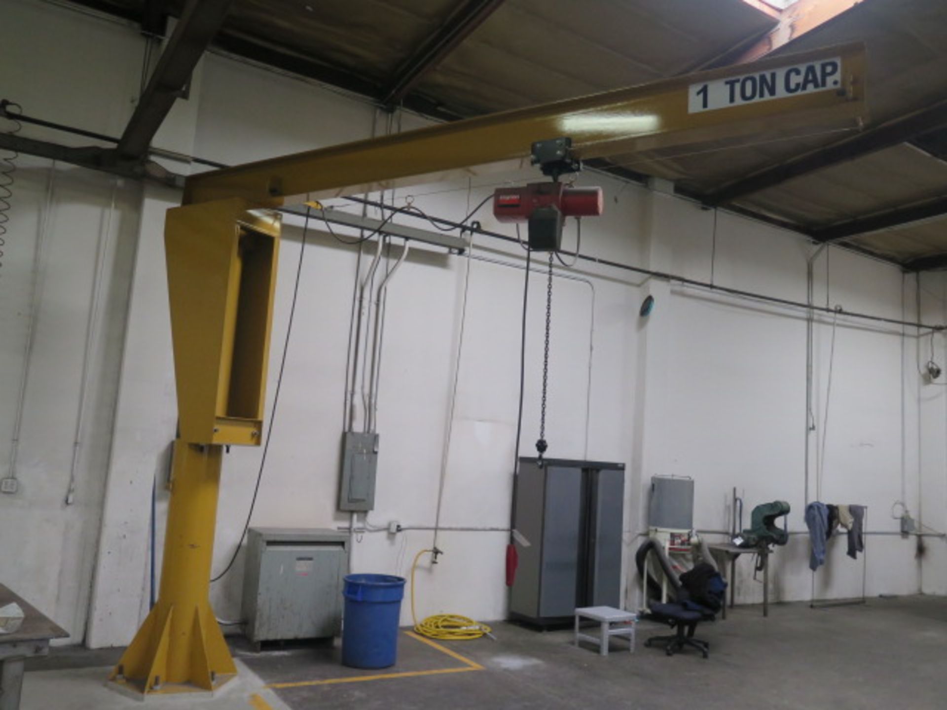 1-Ton Floor Mounted Jib Hoist w/ Dayton 1-Ton Electric Hoist