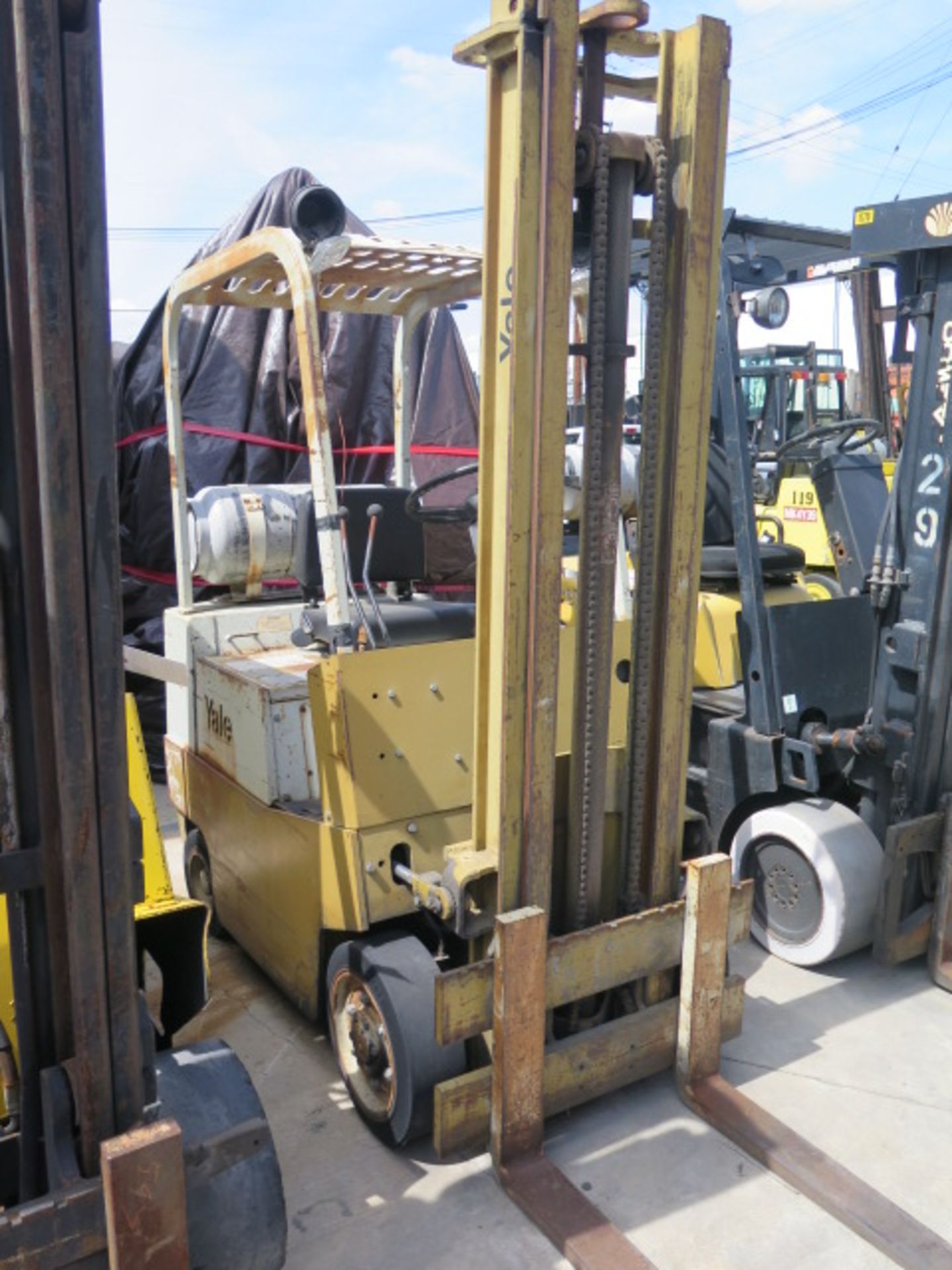 Yale GLC030UAS090P 2900 Lb Cap LPG Forklift s/n L312971 w/ 2-Stage Mast, 144" Lift Height, Cushion - Image 2 of 10