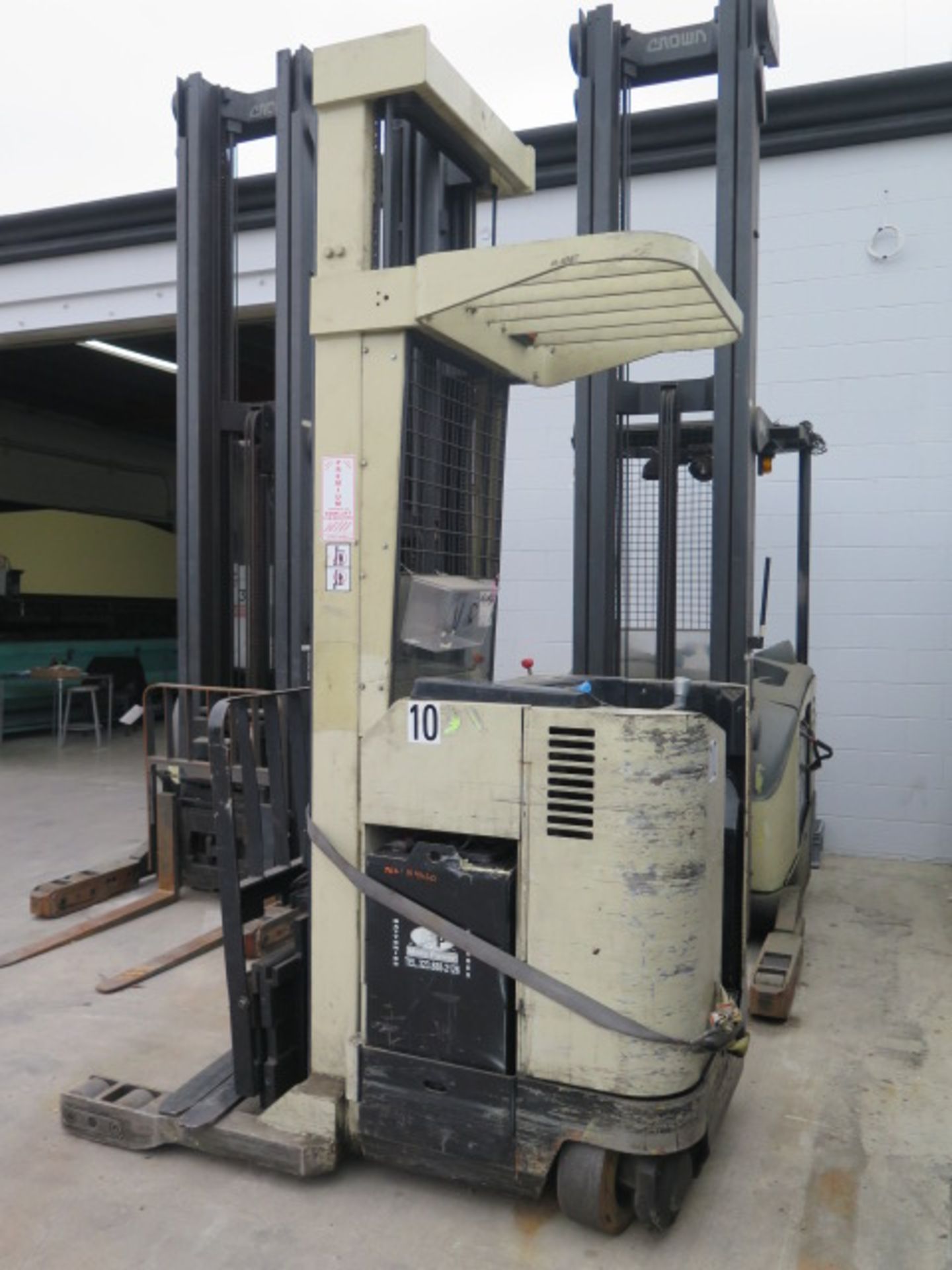 Crown 35RRTT 3500 Lb Cap Stand-In Electric Reach Forklift s/n 1A116462 w/ 3-Stage Mast, SOLD AS IS - Image 3 of 11