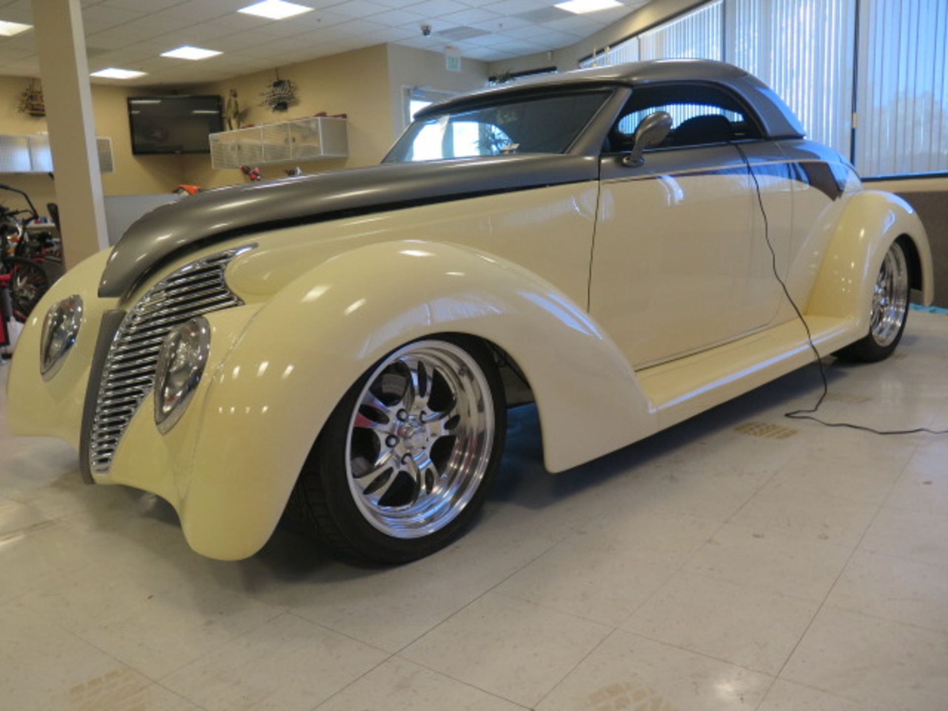 1939 Ford Convertible Street Rod Lisc# 6MDJ392 w/ Ford 289 Engine, Auto Trans, Fiberglass Body - Image 3 of 38