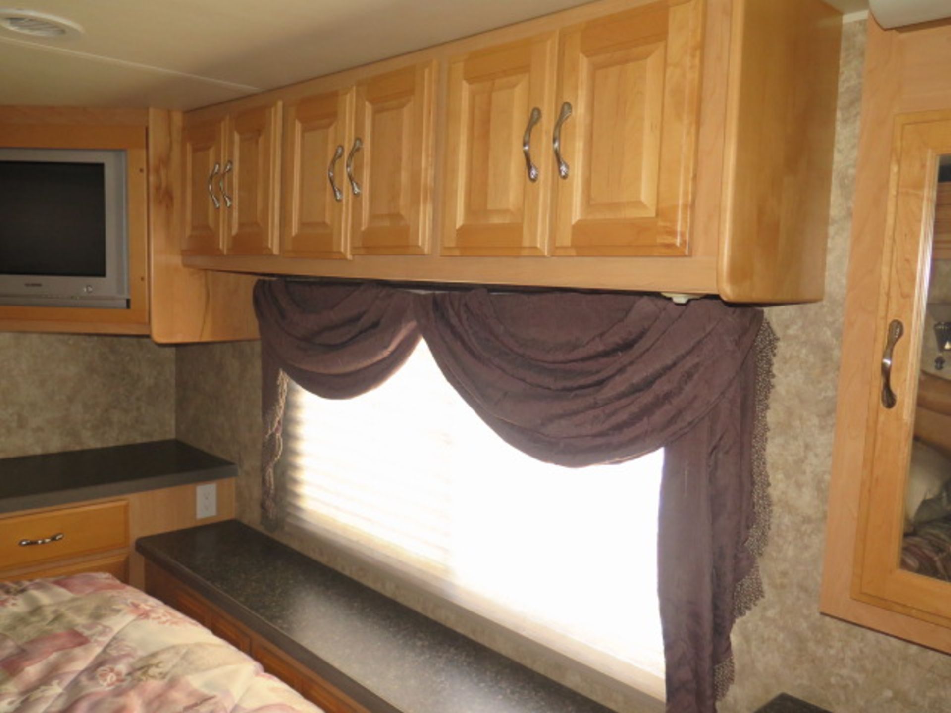 2006 Cross Country SE mdl. 376DS 37.5’ Diesel Pusher Motorhome Lisc# 6FEB565 w/ Freightliner - Image 34 of 41