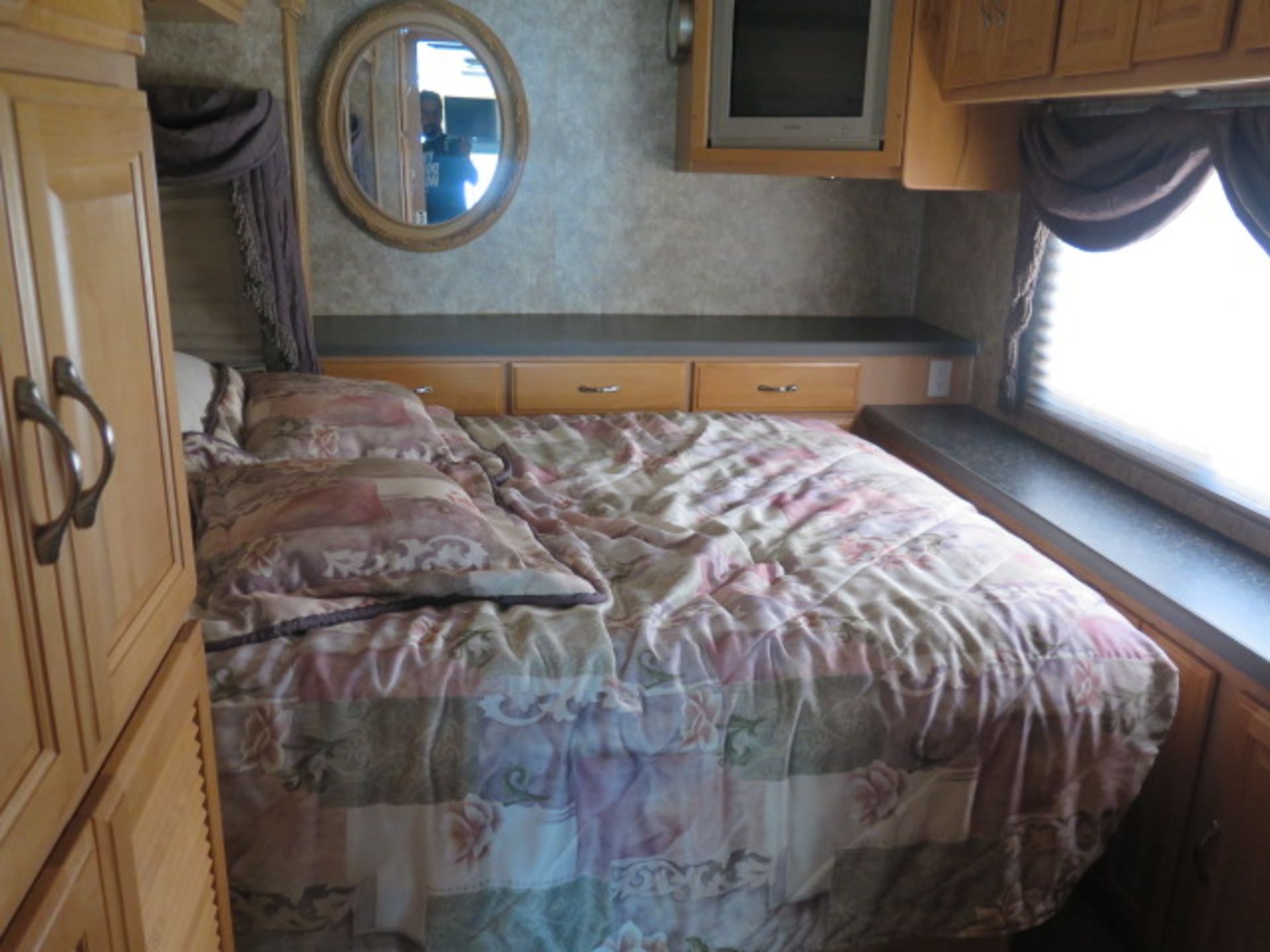 2006 Cross Country SE mdl. 376DS 37.5’ Diesel Pusher Motorhome Lisc# 6FEB565 w/ Freightliner - Image 33 of 41