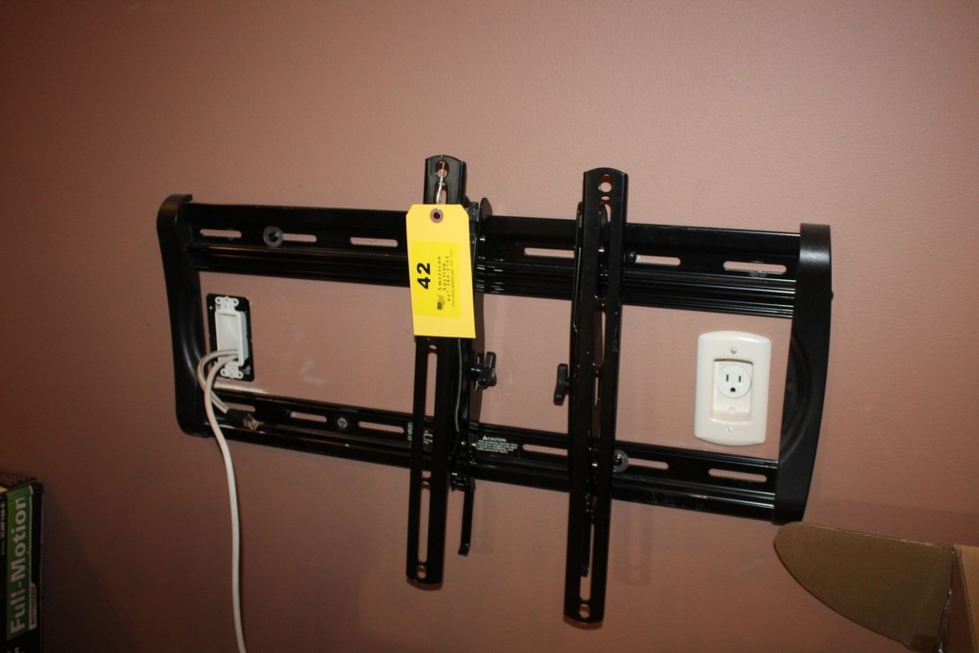 UNKNOWN MFG. MODEL LT25 A/V WALL MOUNT, UP TO 175LBS.