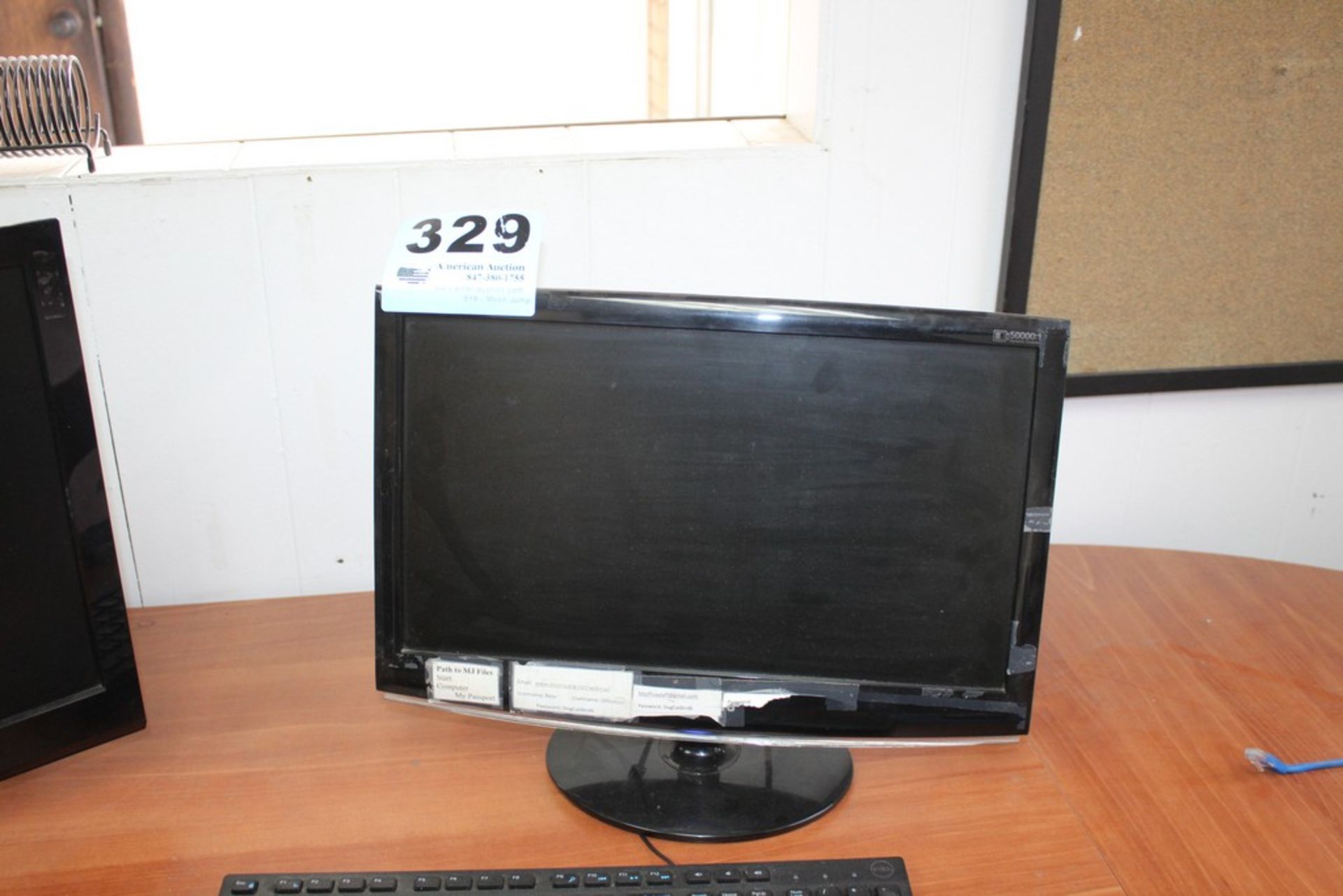 SAMSUNG 18" FLAT SCREEN MONITOR