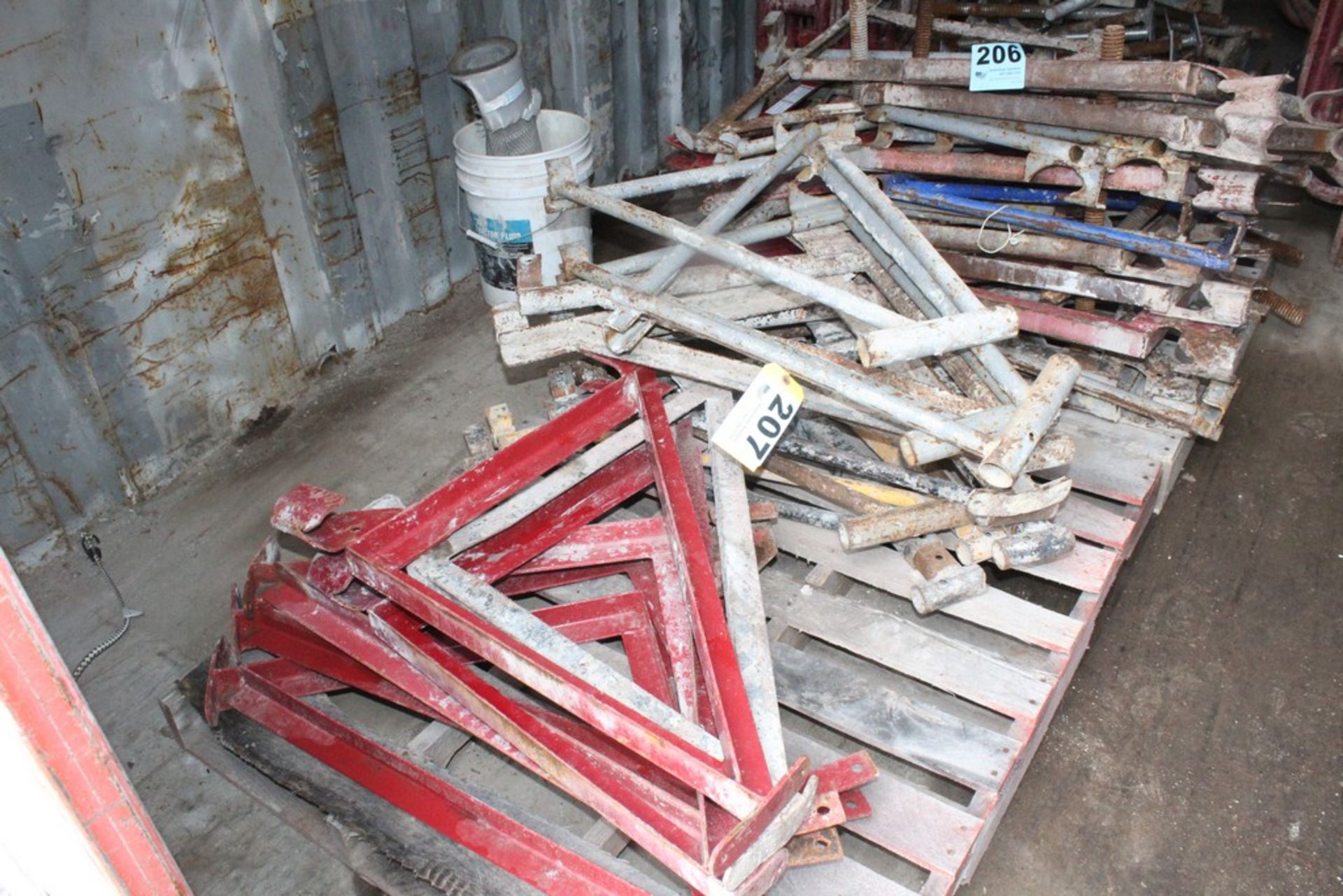 LARGE QTY OF PLANK OUTRIGGERS ON (1) SKID