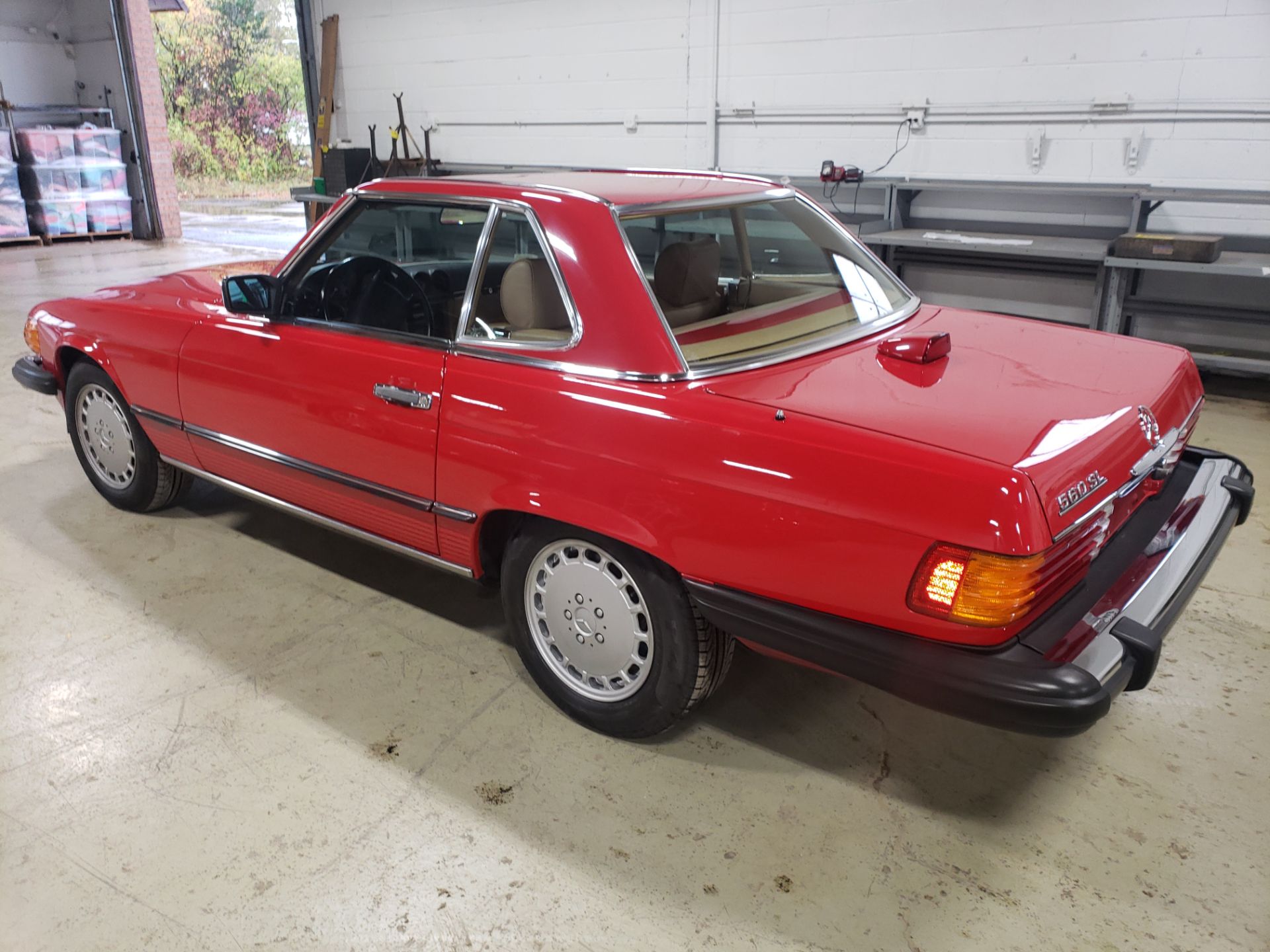 1986 MERCEDES BENZ 560SL ROADSTER CONVERTIBLE, 5.6L V-8, LEATHER, WITH SOFT TOP, AUTO., VIN WDBBA4 - Image 3 of 8