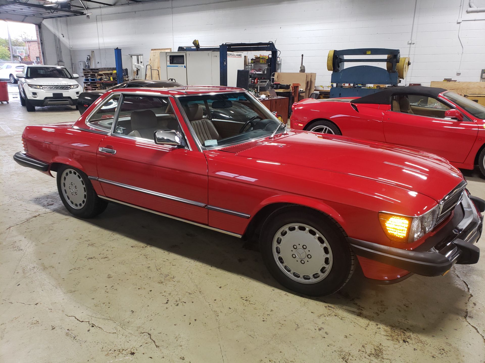 1986 MERCEDES BENZ 560SL ROADSTER CONVERTIBLE, 5.6L V-8, LEATHER, WITH SOFT TOP, AUTO., VIN WDBBA4 - Image 2 of 8