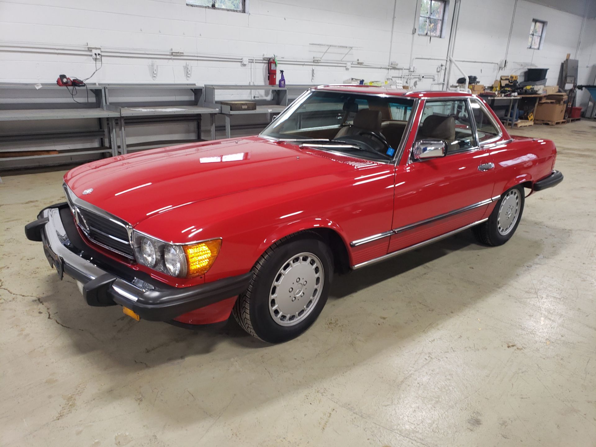 1986 MERCEDES BENZ 560SL ROADSTER CONVERTIBLE, 5.6L V-8, LEATHER, WITH SOFT TOP, AUTO., VIN WDBBA4