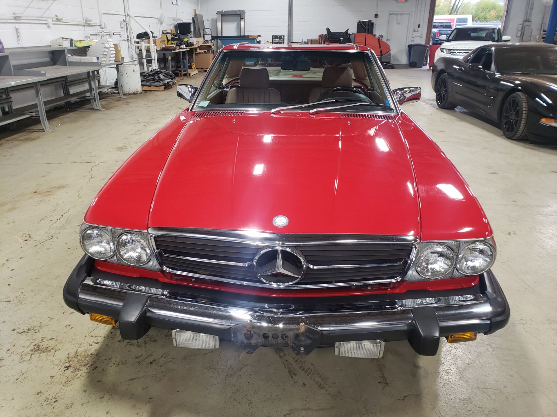 1986 MERCEDES BENZ 560SL ROADSTER CONVERTIBLE, 5.6L V-8, LEATHER, WITH SOFT TOP, AUTO., VIN WDBBA4 - Image 5 of 8