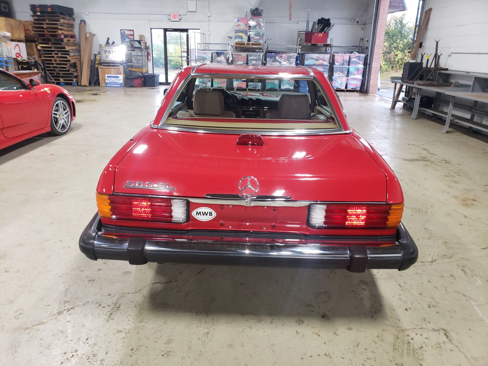 1986 MERCEDES BENZ 560SL ROADSTER CONVERTIBLE, 5.6L V-8, LEATHER, WITH SOFT TOP, AUTO., VIN WDBBA4 - Image 6 of 8