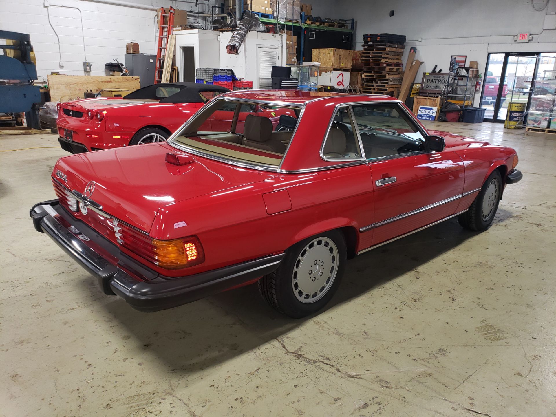 1986 MERCEDES BENZ 560SL ROADSTER CONVERTIBLE, 5.6L V-8, LEATHER, WITH SOFT TOP, AUTO., VIN WDBBA4 - Image 4 of 8