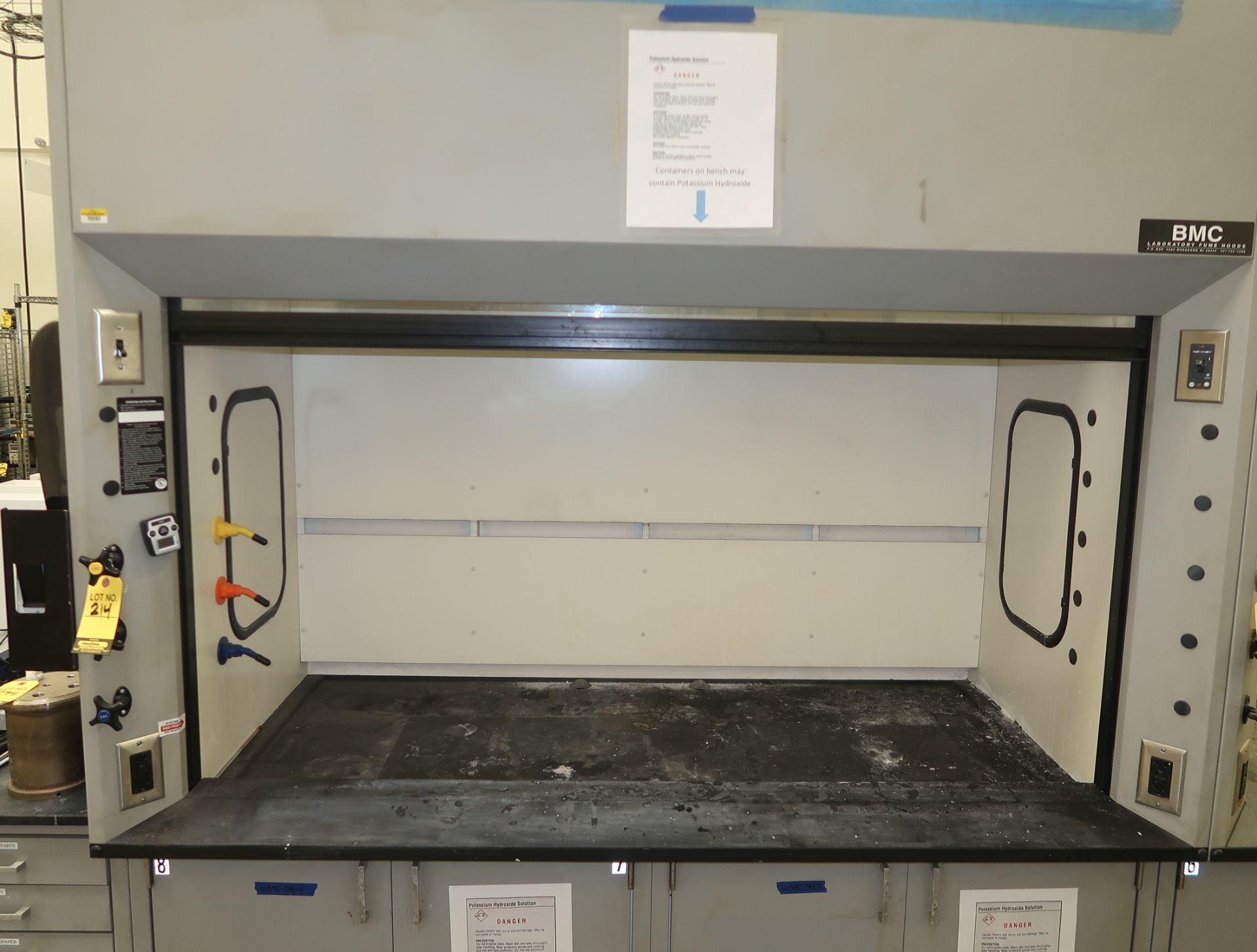 BMC LABORATORY FUME HOOD