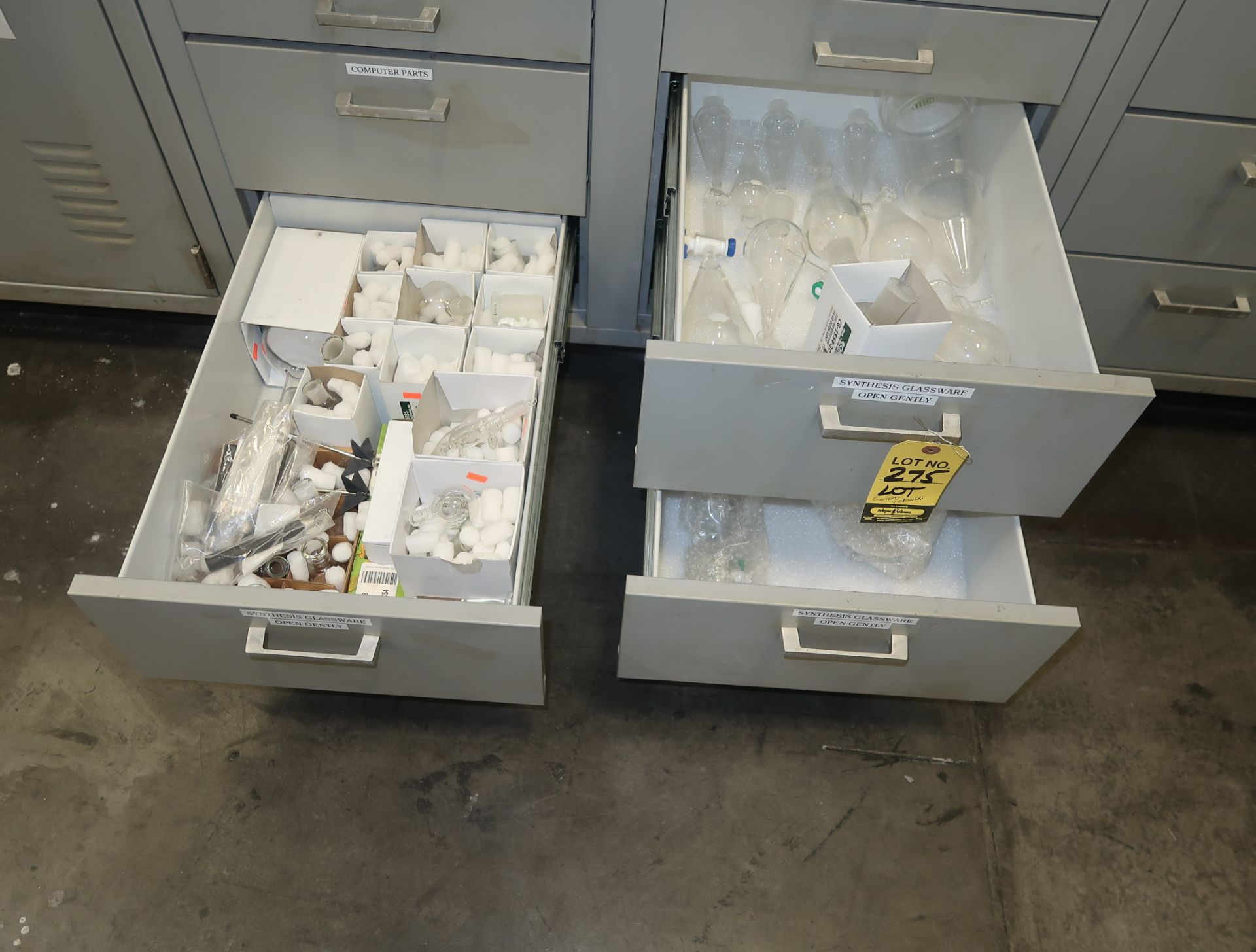 LOT LAB GLASS IN 4-DRAWERS