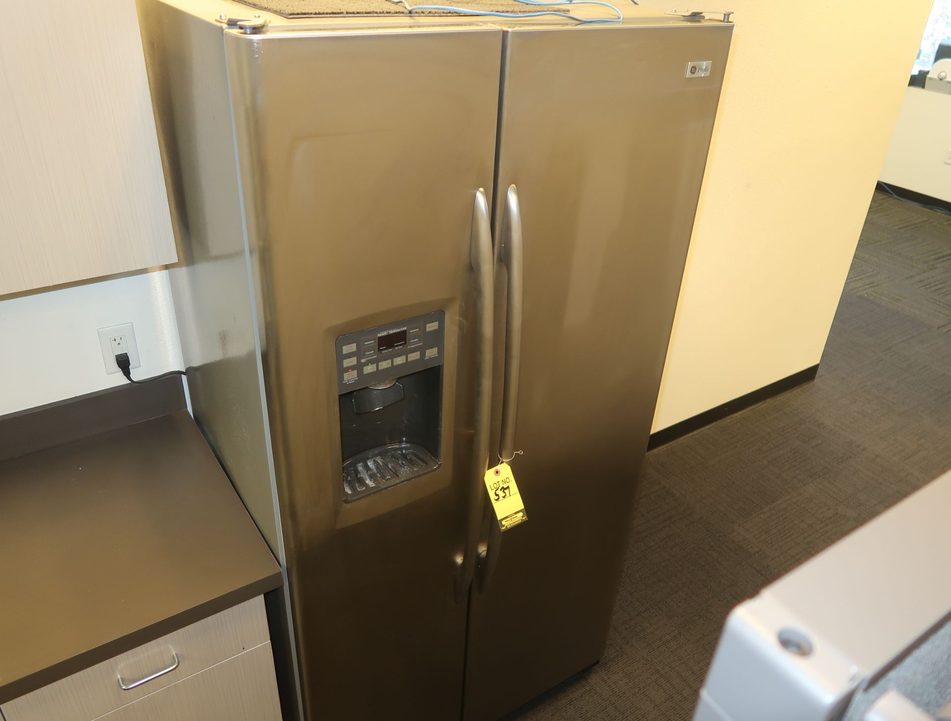 GE PROFILE REFRIDGERATOR W/ICE MAKER & WATER DISPENSER