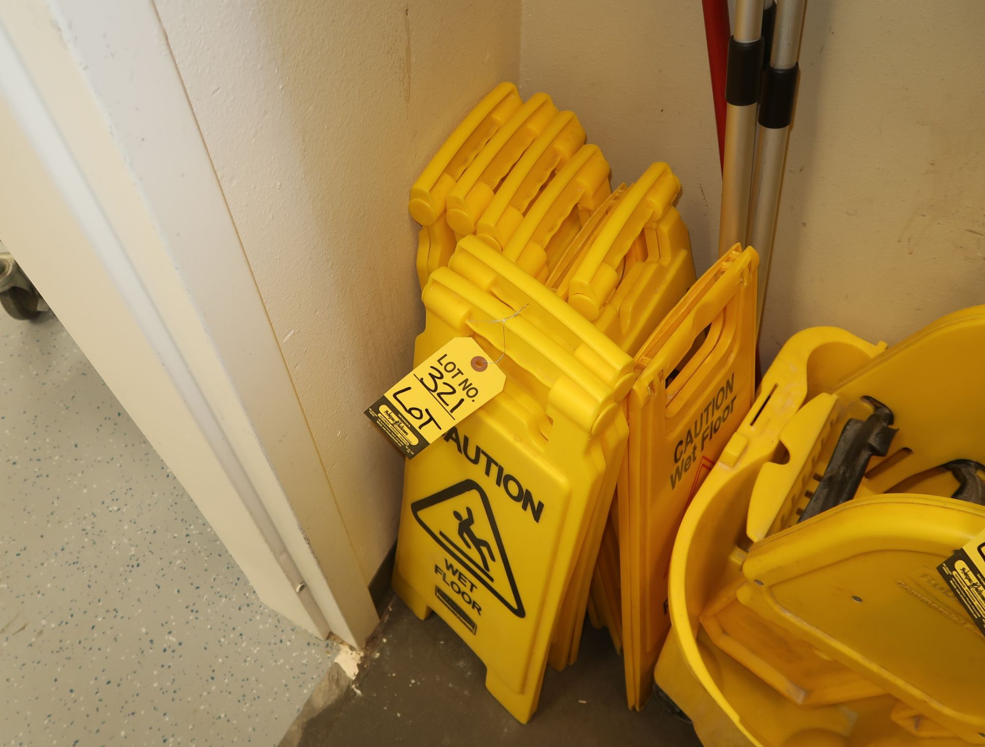 LOT RUBBERMAID WET FLOOR SIGNS