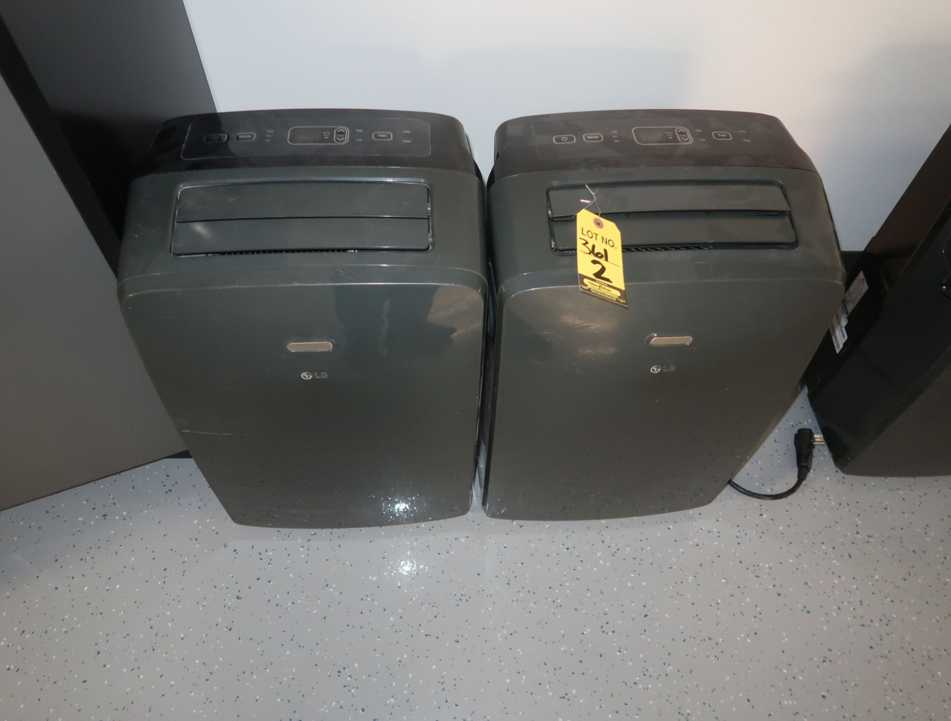 LG 12000 BTU PORTABLE AIR CONDITIONER