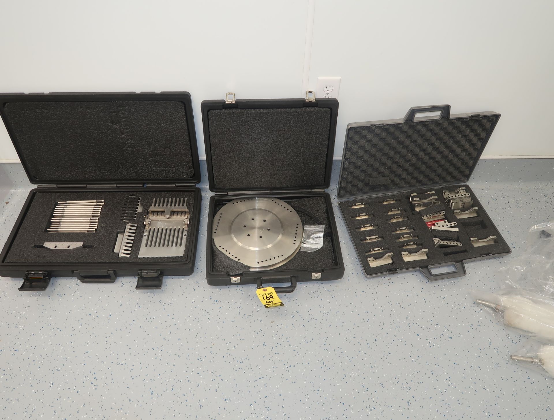 LOT ZJT 900 TOOLING (ALL TOOLING ON FLOOR AND CARTS)