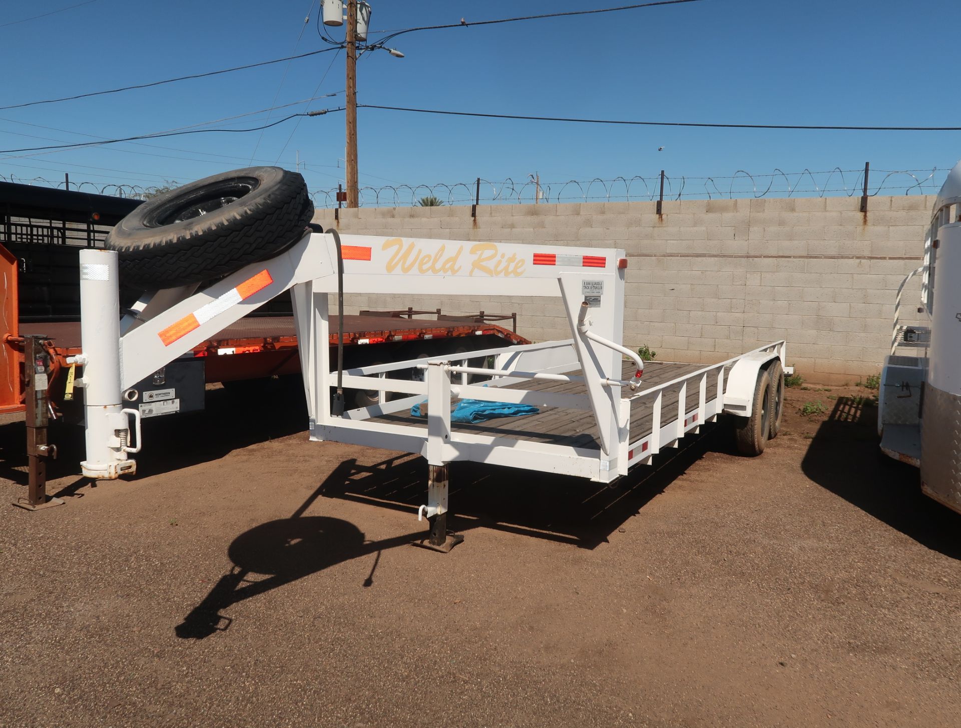 WELDRITE 20' GOOSENECK, FLATBED TRAILER, WOOD DECK, TANDEM AXLE, W/STOW UNDER RAMPS VIN.