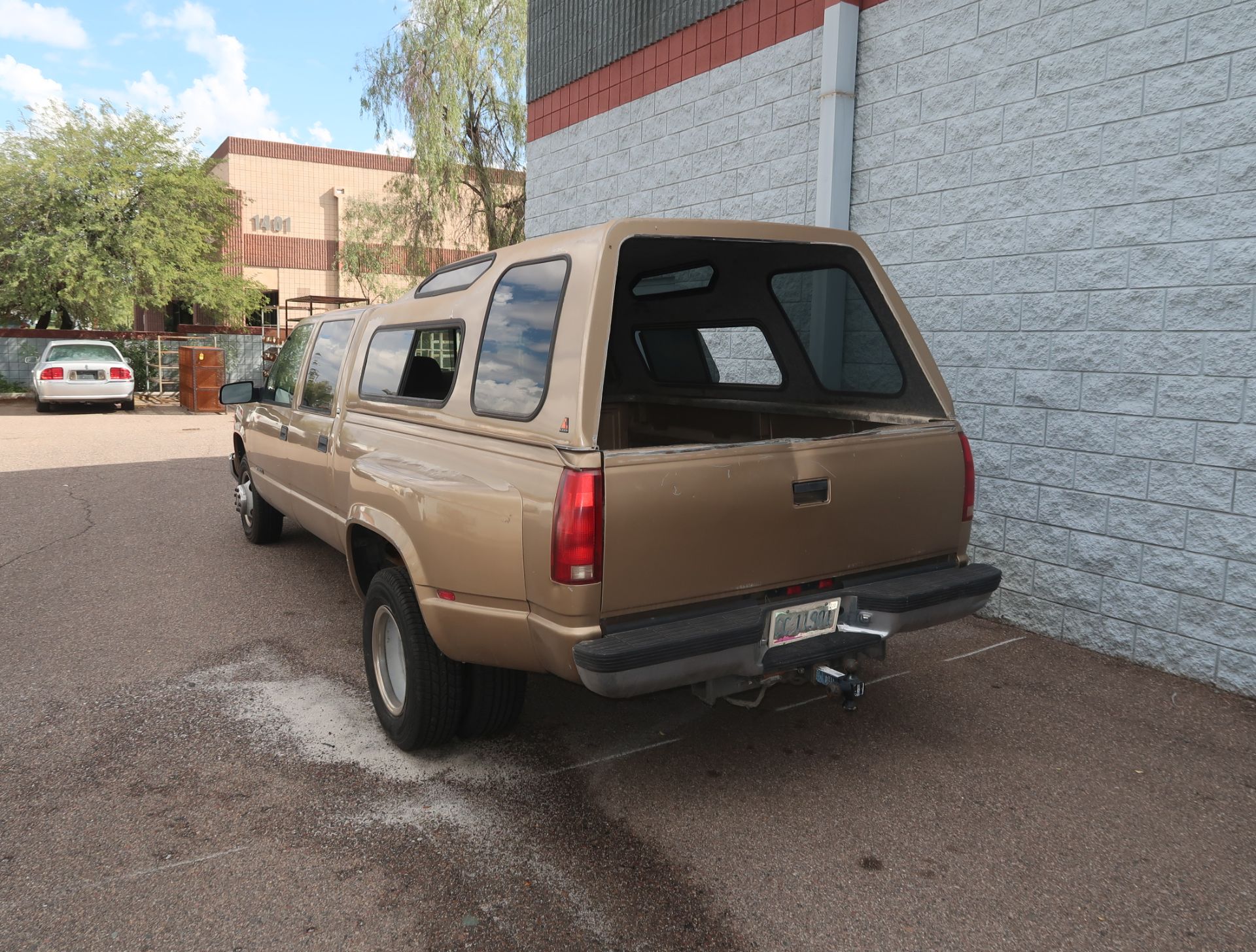 1999 CHEVY DUALLY 3500 TRUCK LS W/ CAMPER 141,035 MI. VIN 1GCHC33S3XF051614 - Image 7 of 7