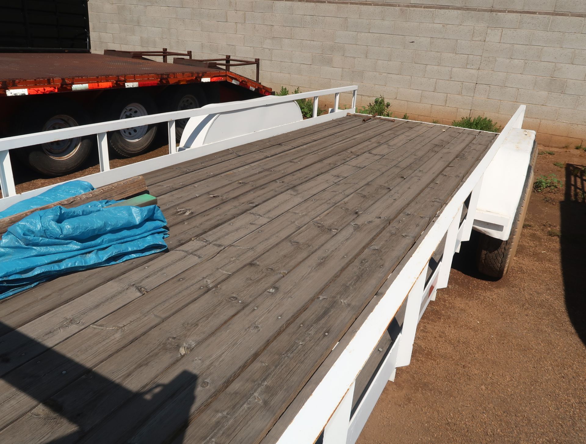 WELDRITE 20' GOOSENECK, FLATBED TRAILER, WOOD DECK, TANDEM AXLE, W/STOW UNDER RAMPS VIN. - Image 5 of 5