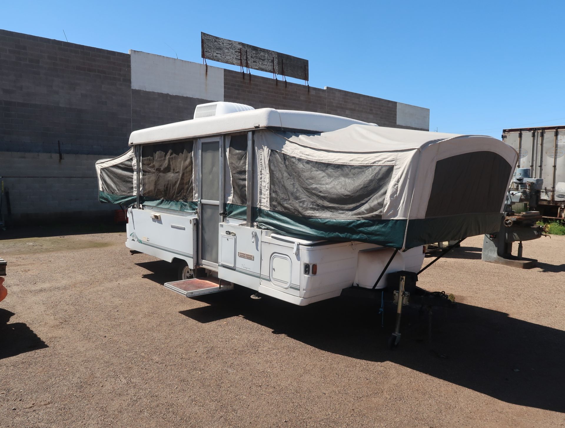 COLEMAN NIAGARA POP-UP CAMPER, TWIN KING BEDS, CARTRIDGE TOILET/SHOWER, PROPANE TANKS, AC UNIT,