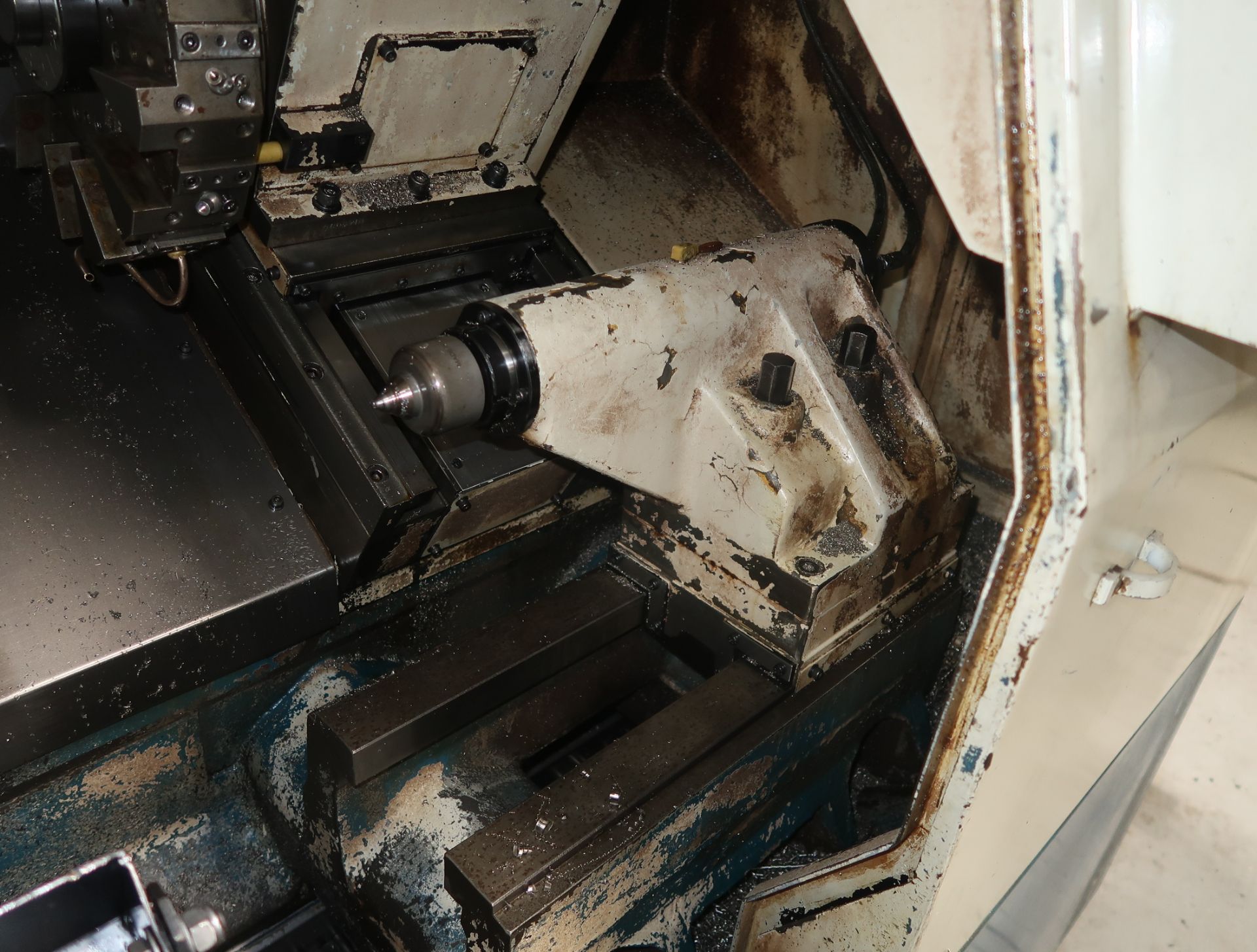 DAEWOO PUMA 8S CNC TURNING CENTER W/ AUTO LOAD BAR FEEDER & CHIP CONVEYOR MDL. PUMA 8S SN. PM8S 062 - Image 7 of 8
