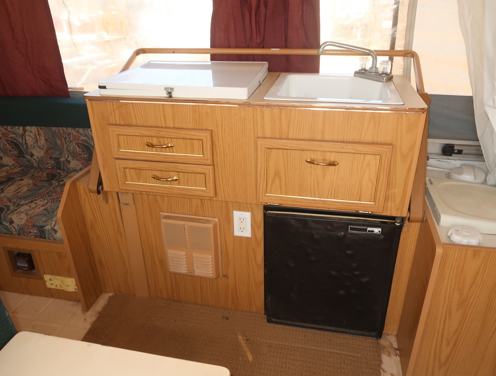 COLEMAN NIAGARA POP-UP CAMPER, TWIN KING BEDS, CARTRIDGE TOILET/SHOWER, PROPANE TANKS, AC UNIT, - Image 4 of 12