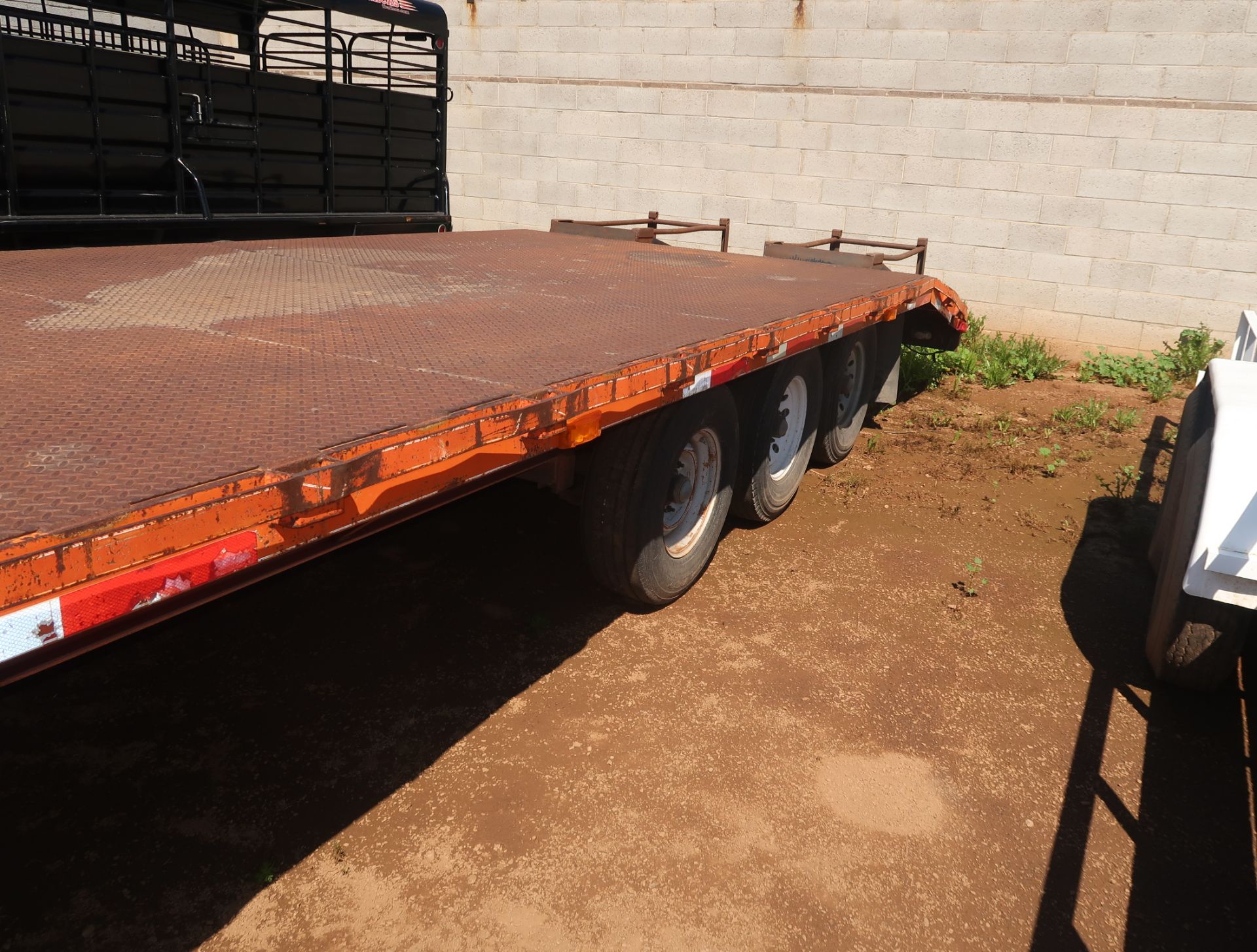 2000 LONGHORN 20' TRI-AXLE EQUIPMENT TRAILER, DOVE-TAIL, GOOSENECK, STEEL DECK, VIN. - Image 3 of 4