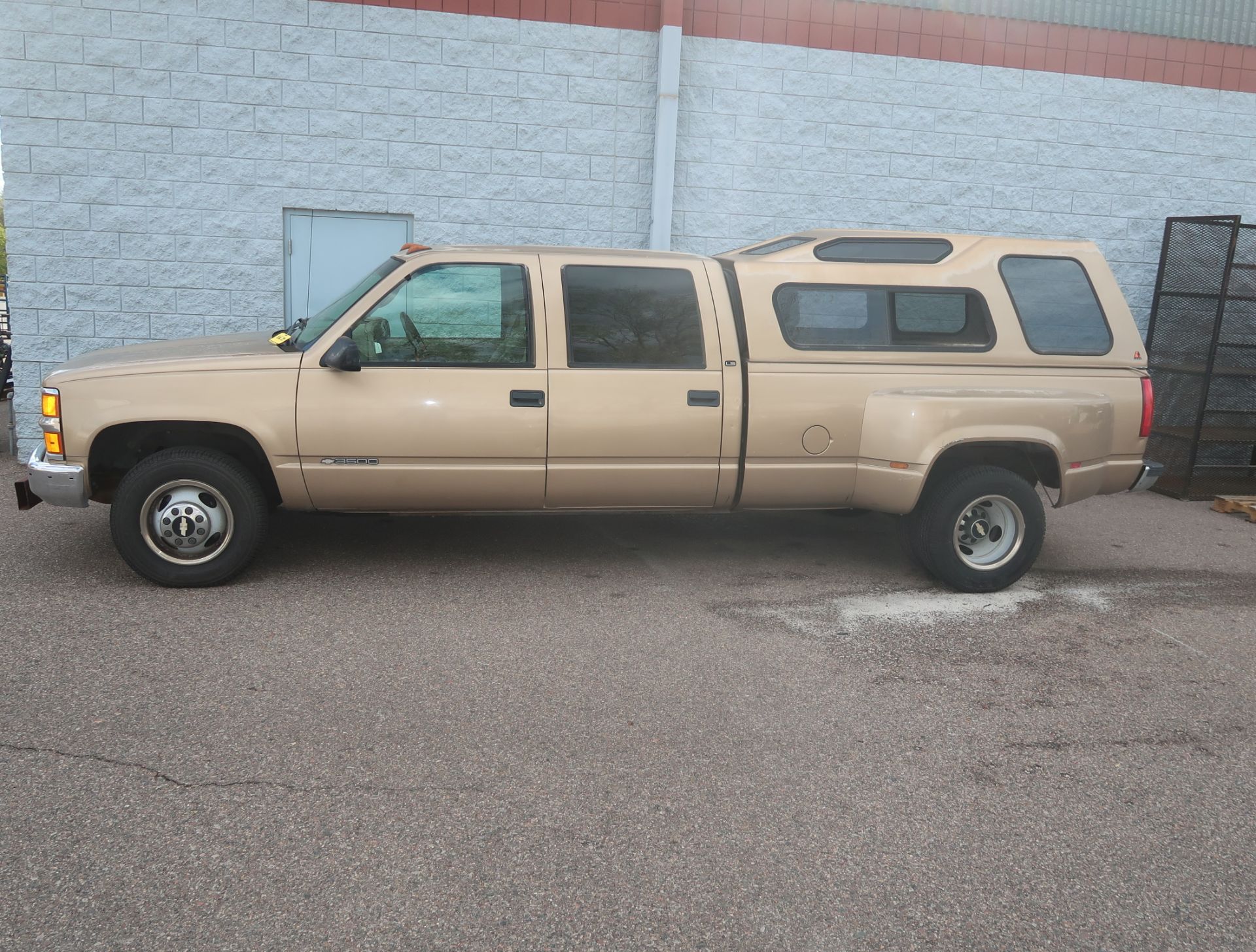 1999 CHEVY DUALLY 3500 TRUCK LS W/ CAMPER 141,035 MI. VIN 1GCHC33S3XF051614 - Image 6 of 7