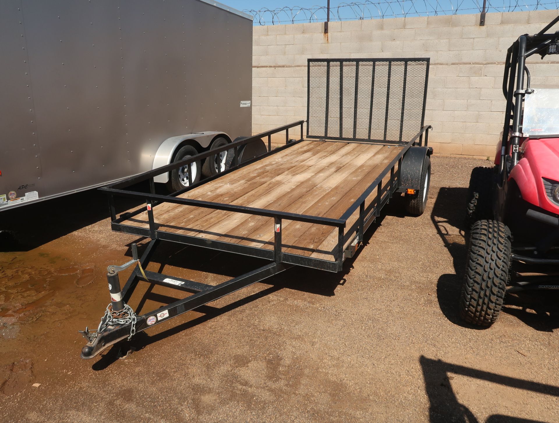 2015 CARRYON CORP. SINGLE AXLE FLATBED, UTILITY TRAILER W/LOADING RAMP, VIN. (BANKRUPTCY ASSET, NO