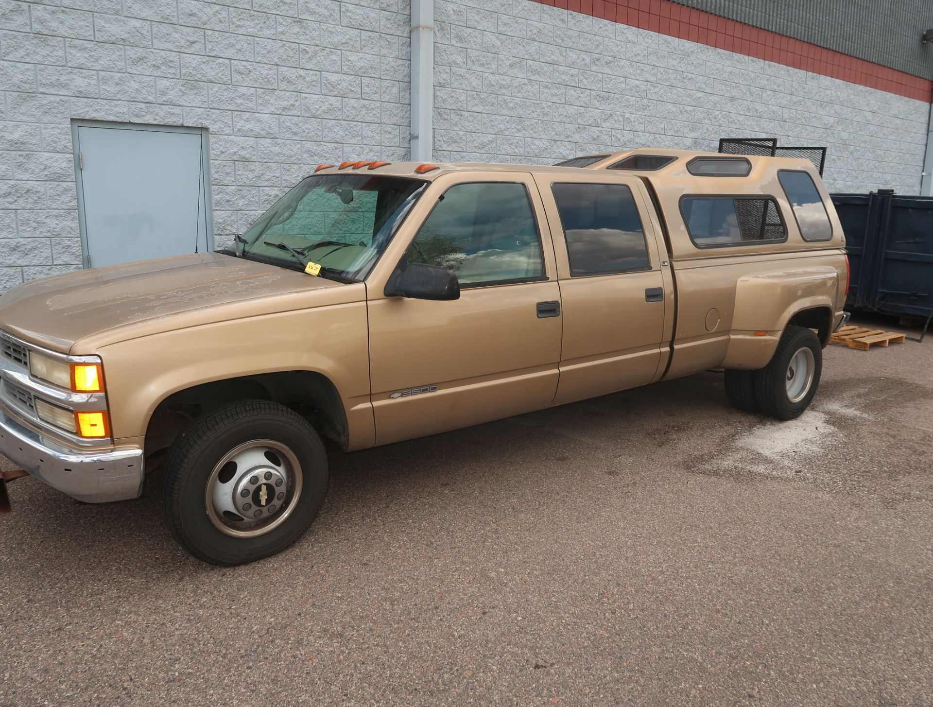 1999 CHEVY DUALLY 3500 TRUCK LS W/ CAMPER 141,035 MI. VIN 1GCHC33S3XF051614