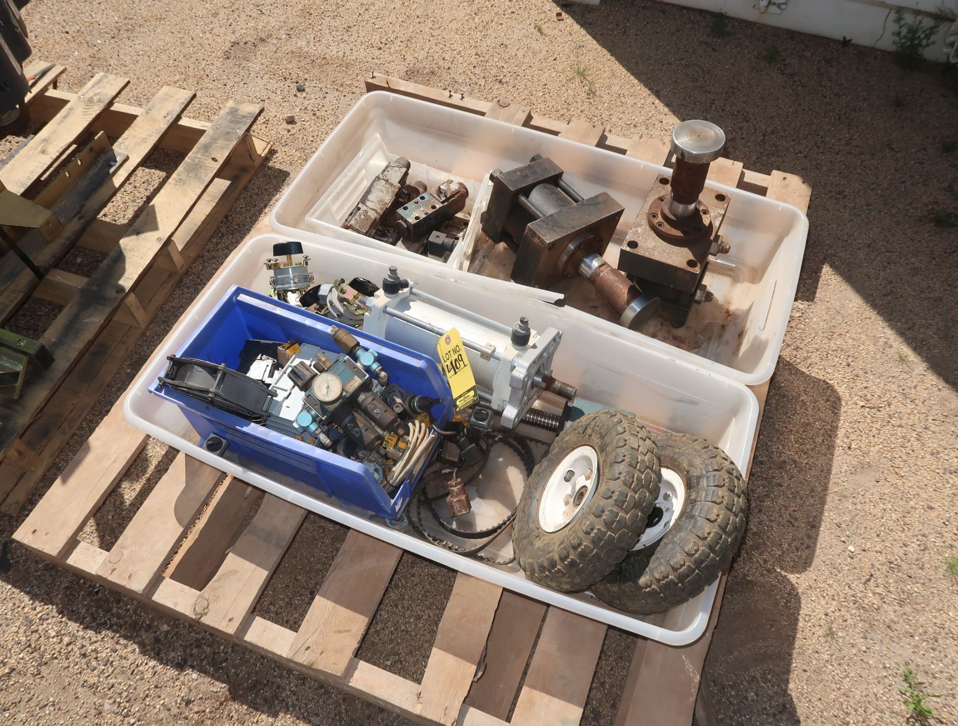 LOT CYLINDERS AND PNEUMATIC CART TIRES/WHEELS