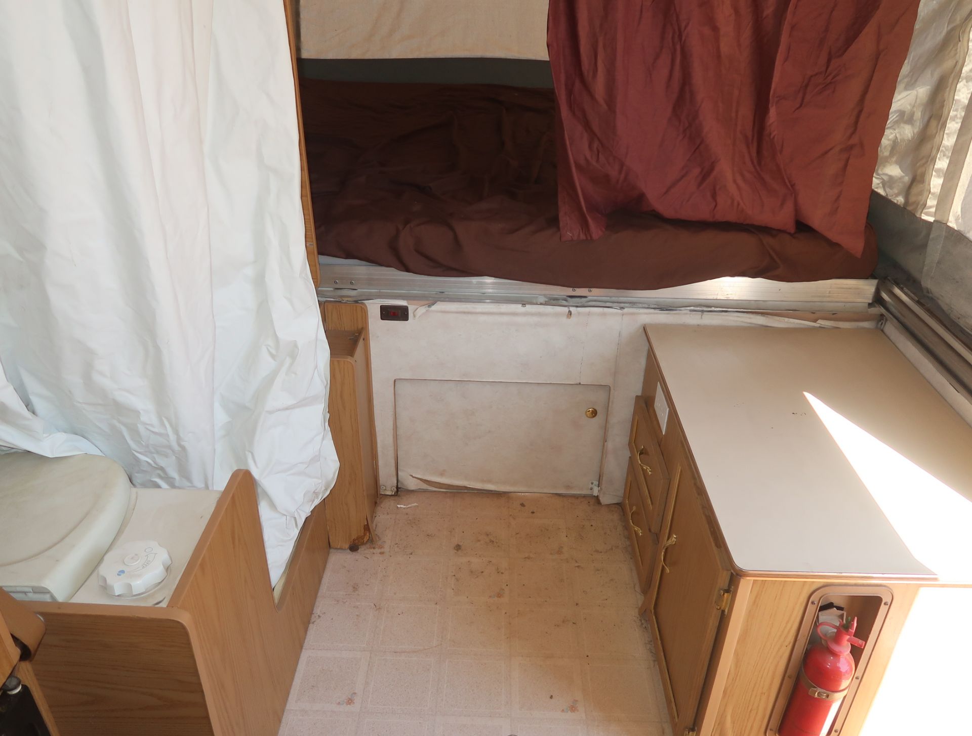 COLEMAN NIAGARA POP-UP CAMPER, TWIN KING BEDS, CARTRIDGE TOILET/SHOWER, PROPANE TANKS, AC UNIT, - Image 7 of 12