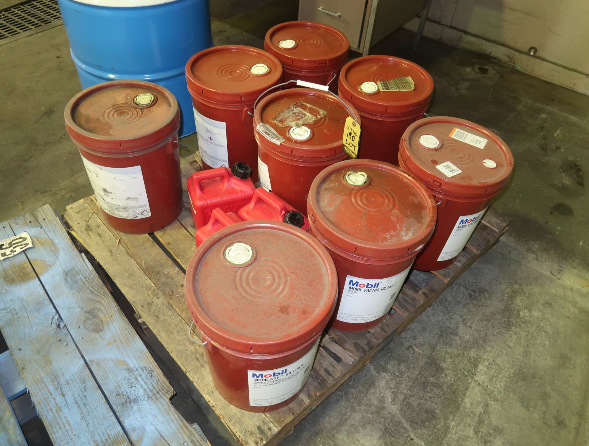 LOT 5-GAL BUCKETS MOBIL, VACTRA, ETE, SPINDLE OILS, ETC.