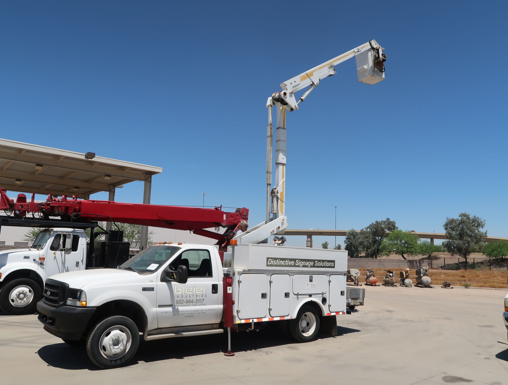 2002 FORD F550 BUCKET TRUCK, SUPER DUTY POWERSTROKE DIESEL V-8, VIN. 1FDAF56FI2EC79956 W/TG - Image 23 of 28