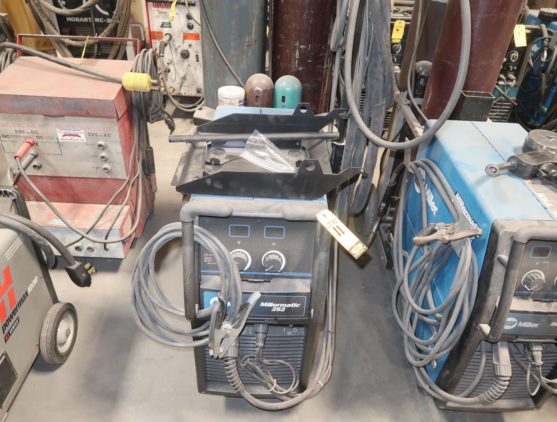 MILLER MILLERMATIC 252 WIRE WELDER W/ MILLER SPOOLMATIC GUN SN. MF030667N