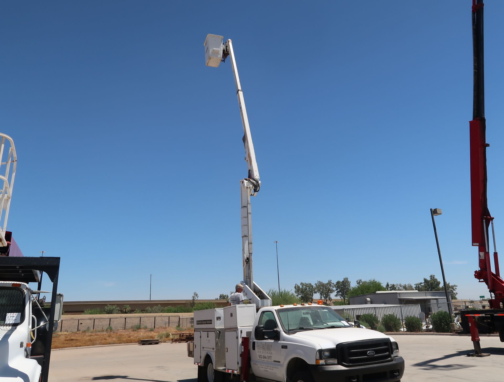 2002 FORD F550 BUCKET TRUCK, SUPER DUTY POWERSTROKE DIESEL V-8, VIN. 1FDAF56FI2EC79956 W/TG - Image 27 of 28