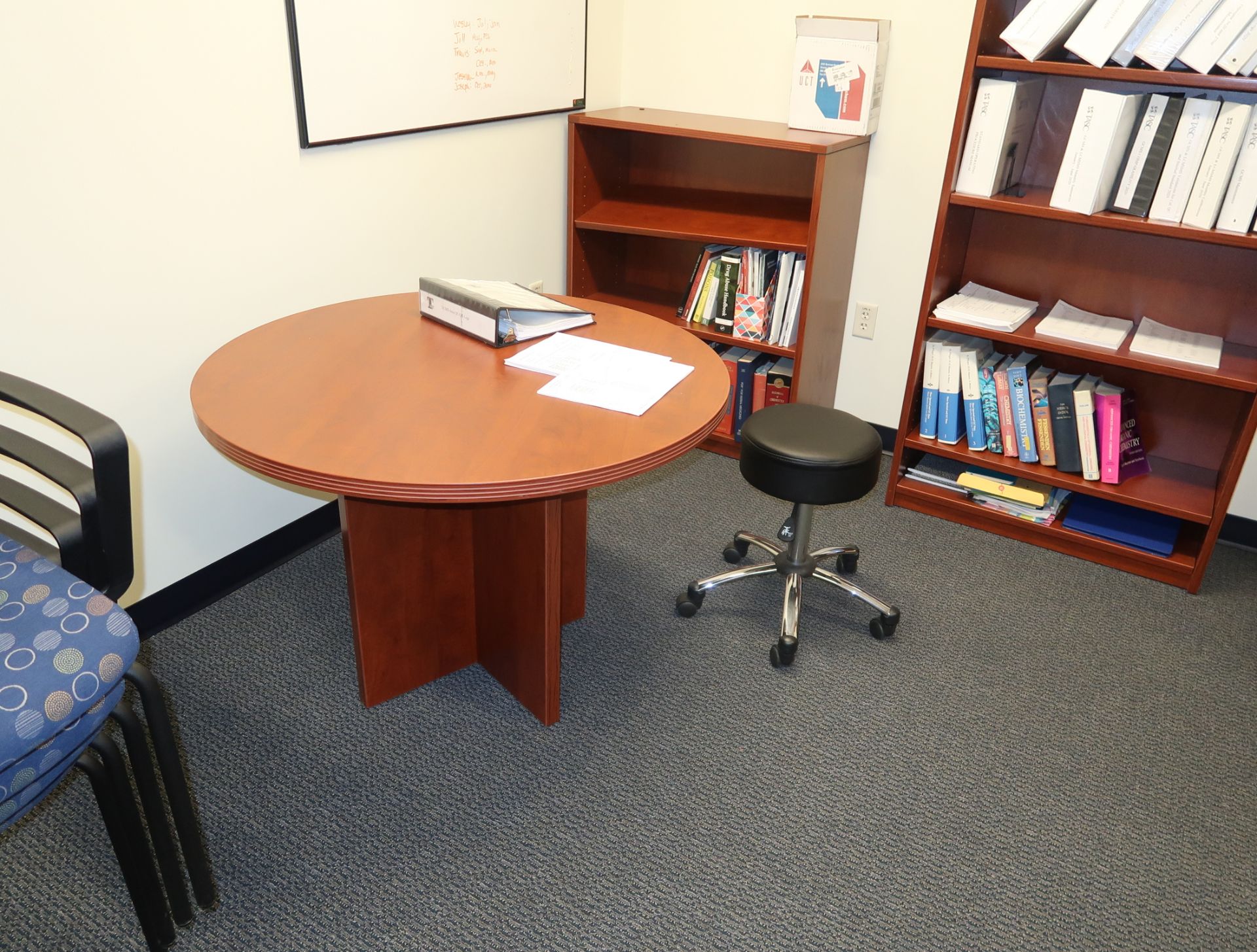 LOT CONTENTS OF OFFICE, 4-SIDE CHAIRS, TASK CHAIR, U-SHAPED DESK, 42" ROUND TABLE, 2-BOOK CASES, - Image 2 of 4